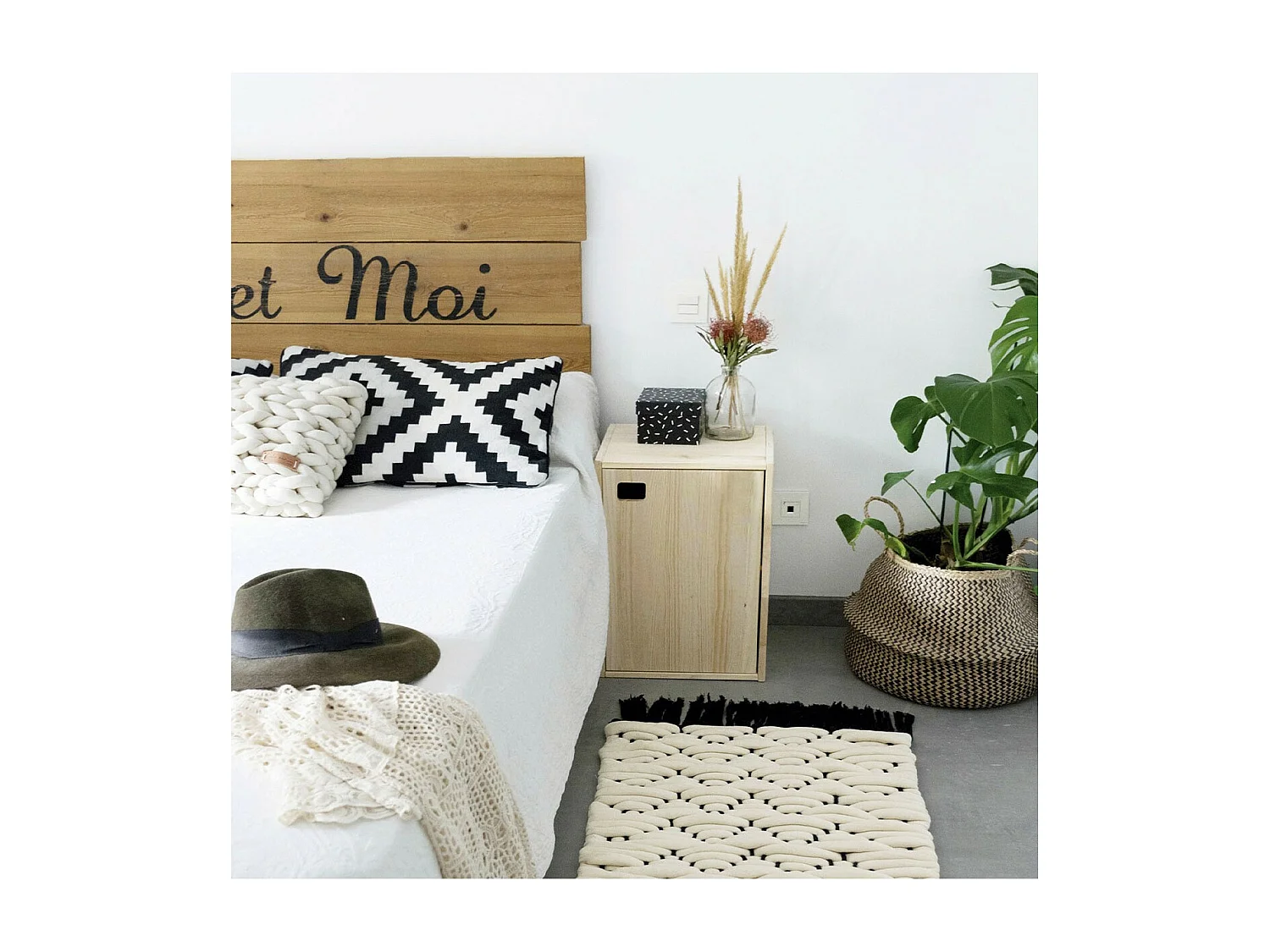 Mobile 1 porta pino massiccio con 1 ripiano regolabile- L37,3 H53,5cm