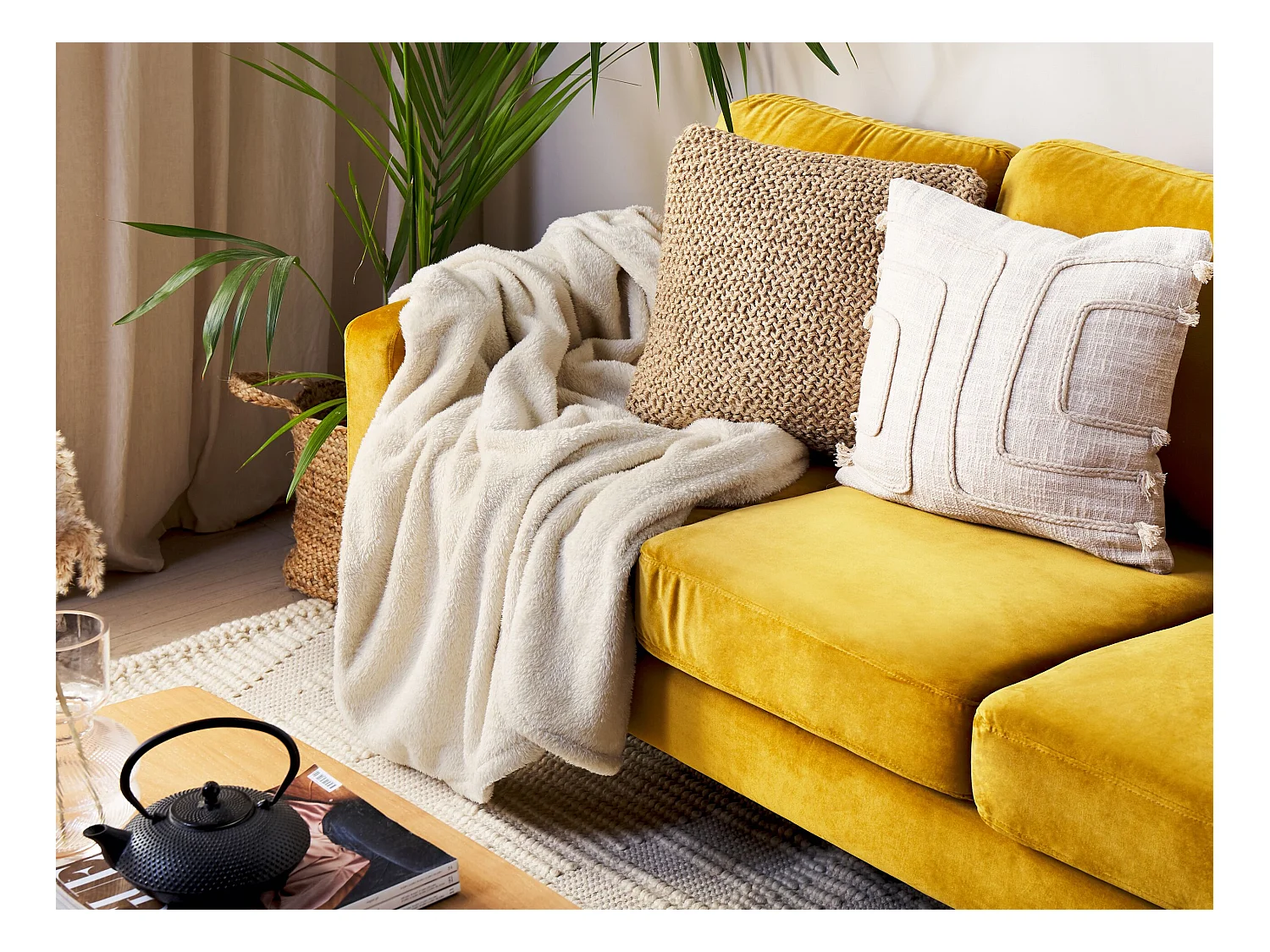 Decke Polyester helles Beige 125 x 150 cm Wohndecke Überwurf Modern Namdu