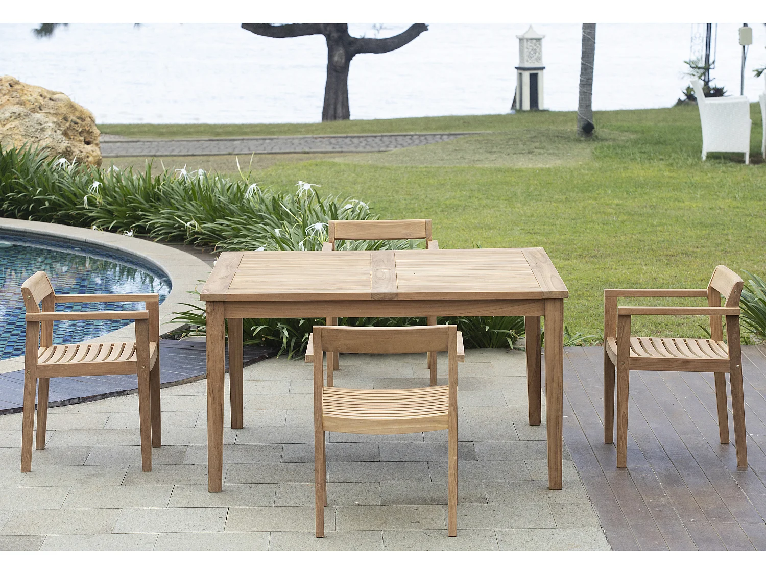 Garten-Essgruppe: 1 quadratischer Tisch + 4 Sessel - Teakholz - Holzfarben hell - ALLENDE von MYLIA