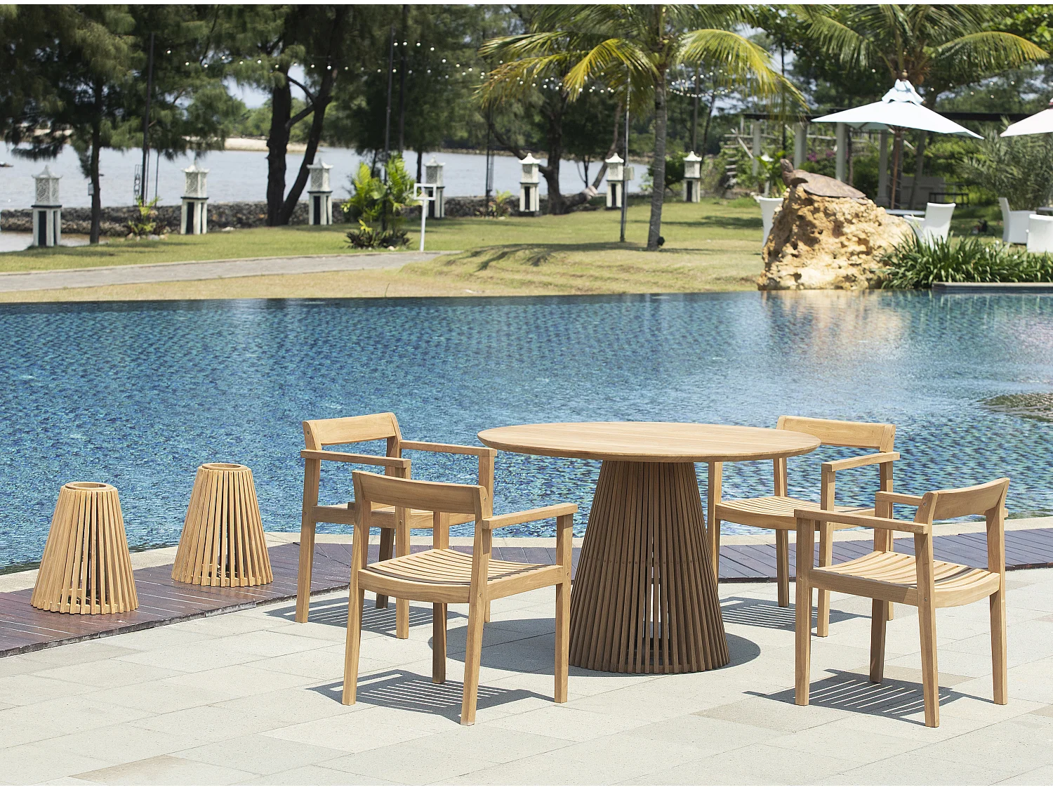 Salle à manger de jardin en teck : 1 table D.120 cm + 4 fauteuils - Naturel clair - TRIANI de MYLIA