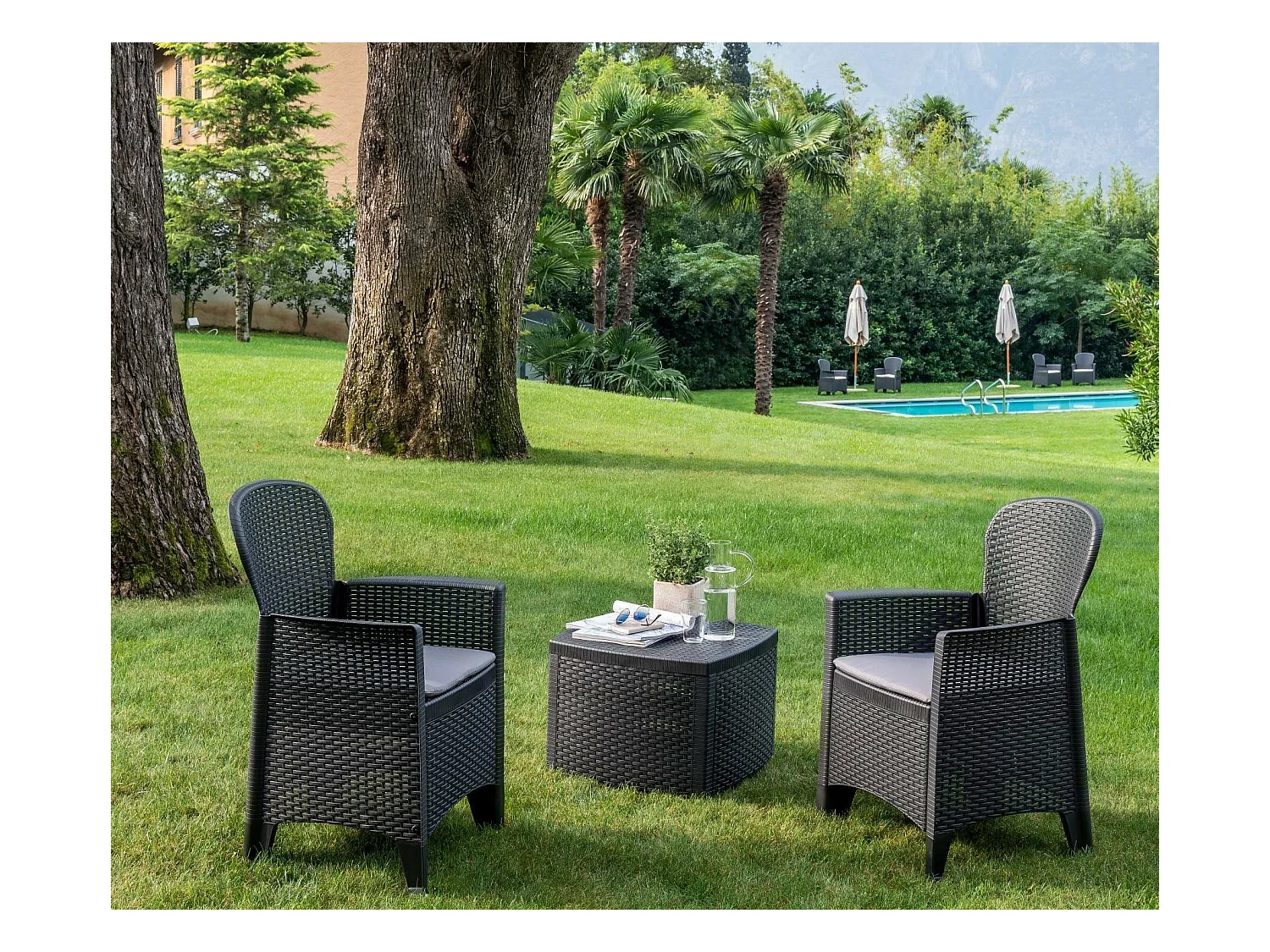 Set salon d’extérieur Dakain, Salon de jardin composé de 2 fauteuils et 1 table conteneur, Salon effet rotin, 100% Made in Italy, Anthracite