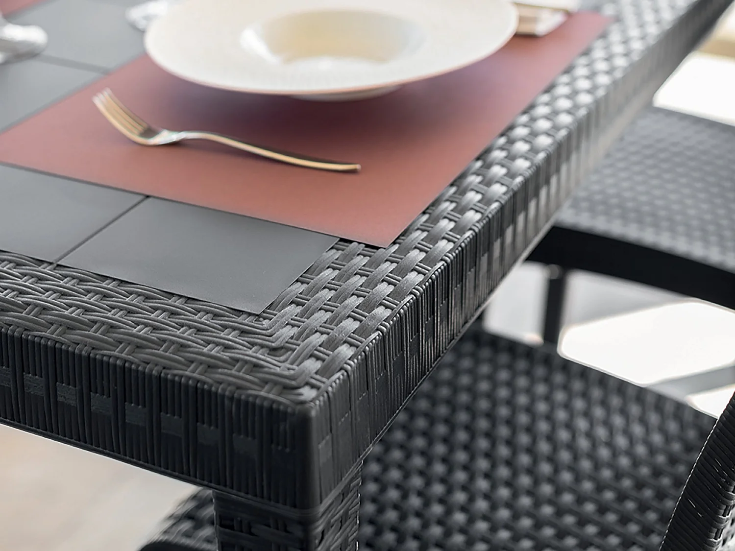 Table d'extérieur Debueh, Etagère de jardin rectangulaire, Table de jardin polyvalente effet rotin, 100% Made in Italy, 150x90h74 cm, Anthracite