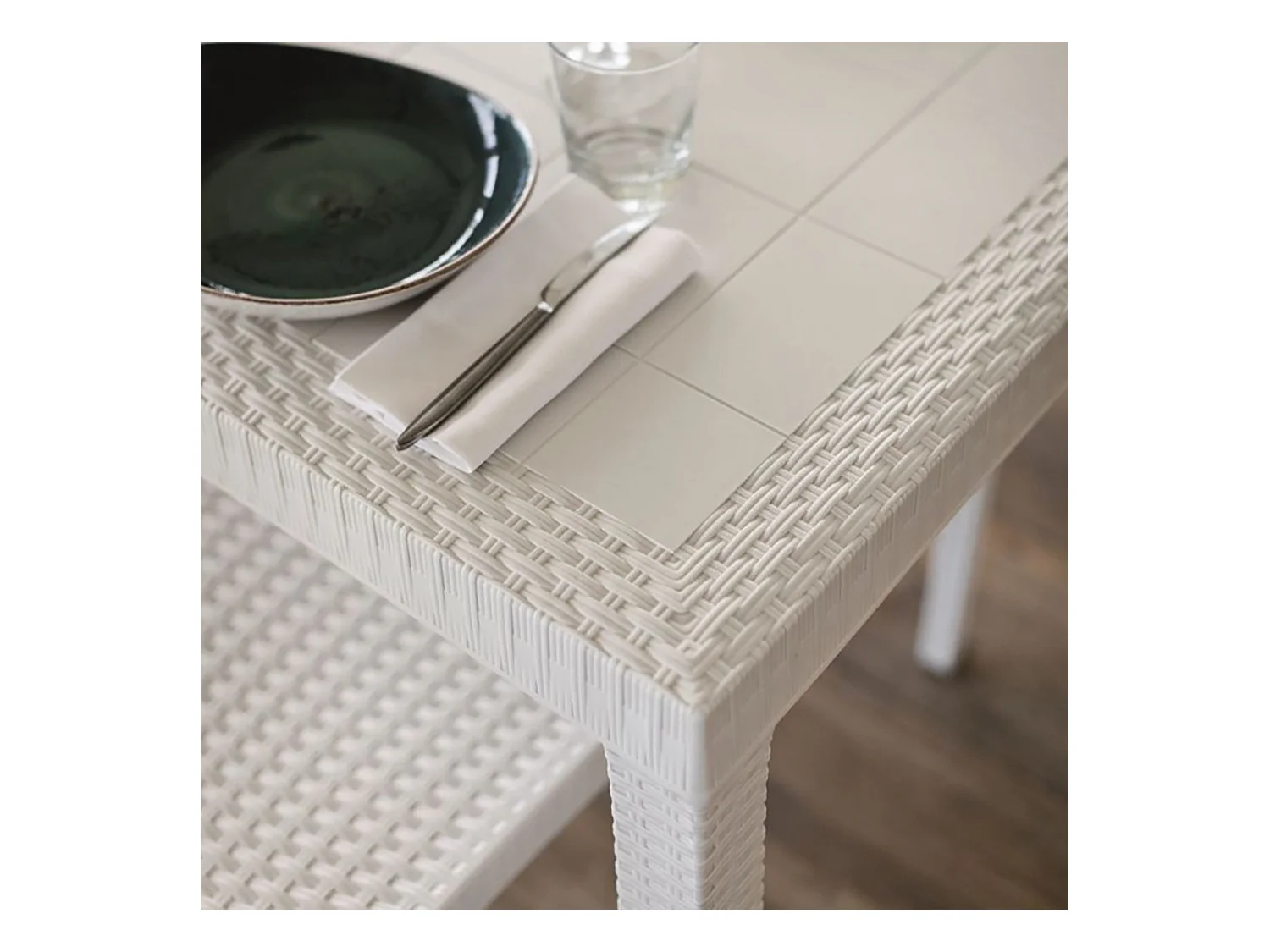 Dguidon buitentafel, Vaste vierkante tafel, Multifunctionele tuintafel met rotaneffect, 100% Made in Italy, 80x80h74 cm, Wit