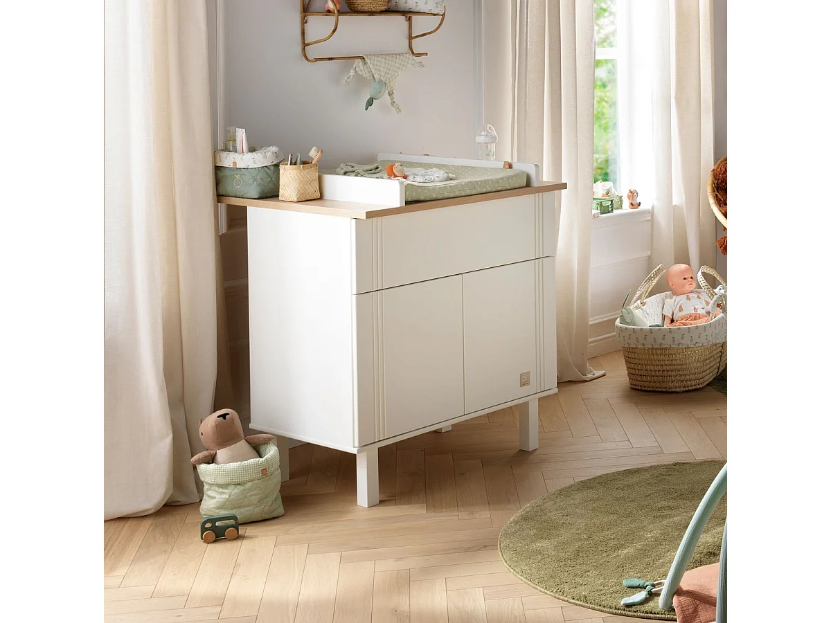 Cómoda con un cajón y 2 puertas con ranuras