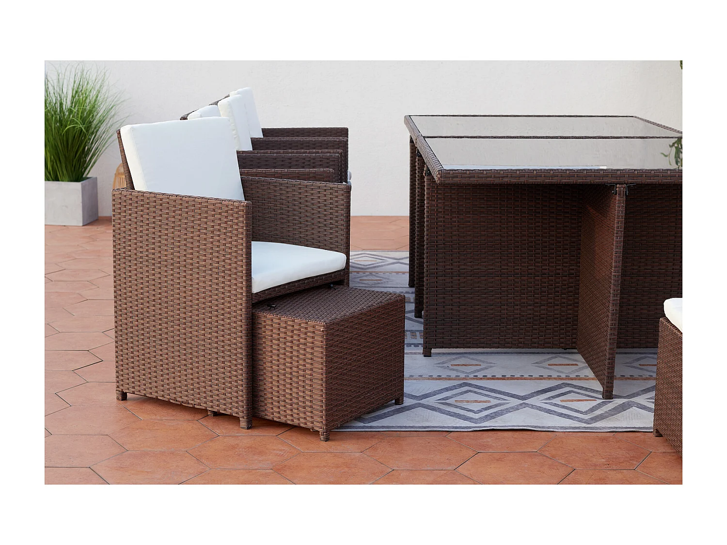 Table et chaises 12 places encastrables résine marron-blanc MONACO