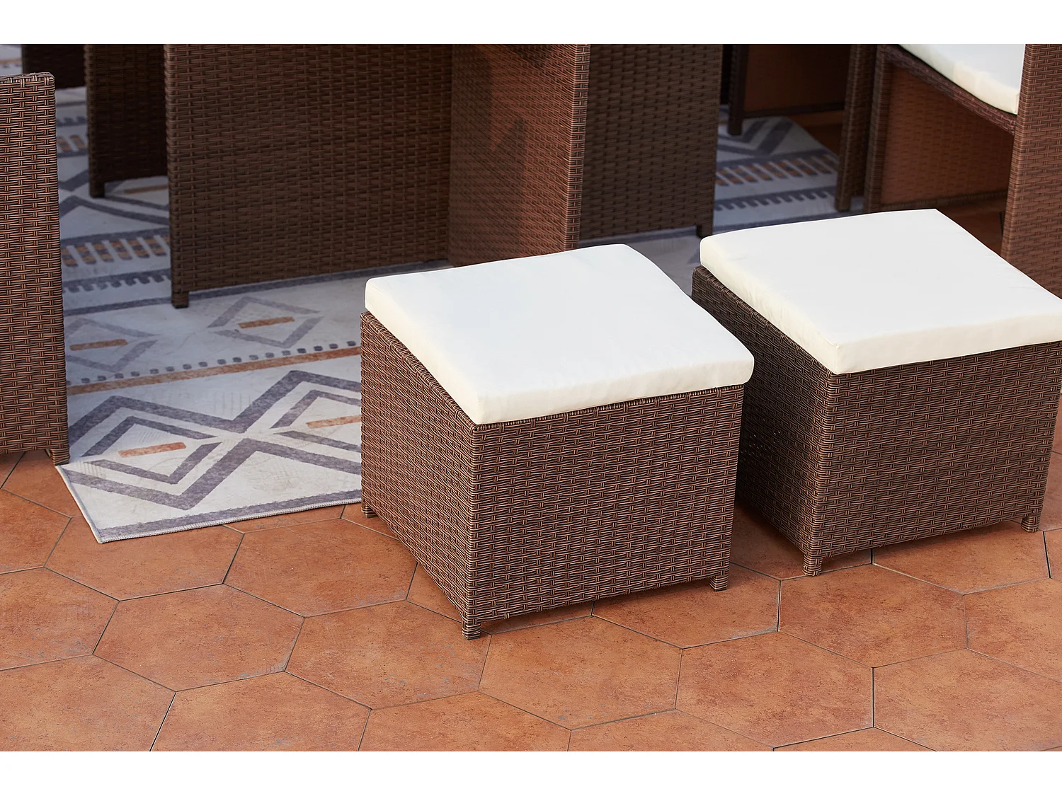 Table et chaises 12 places encastrables résine marron-blanc MONACO