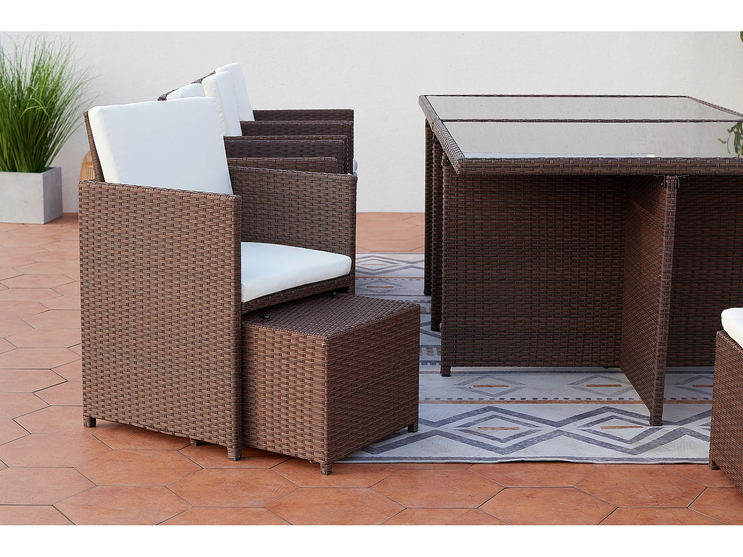 Table et chaises 12 places encastrables résine marron-blanc MONACO