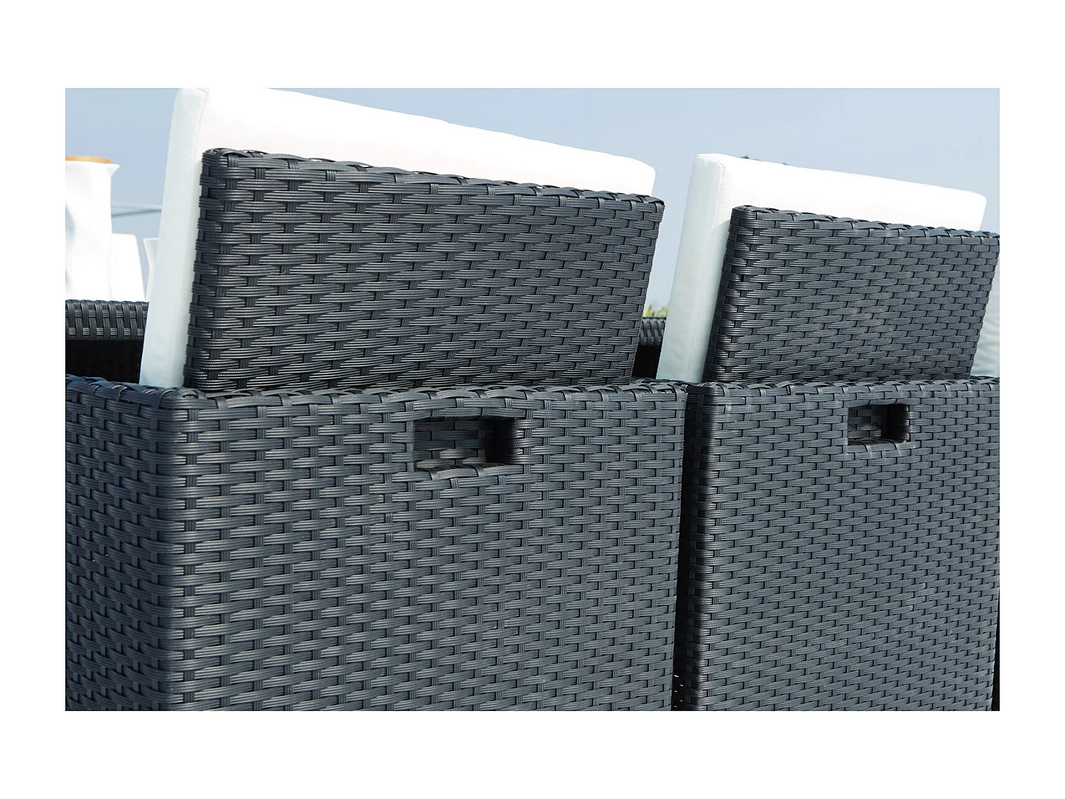 Table et chaises 8 places encastrables en résine noir-blanc MONACO