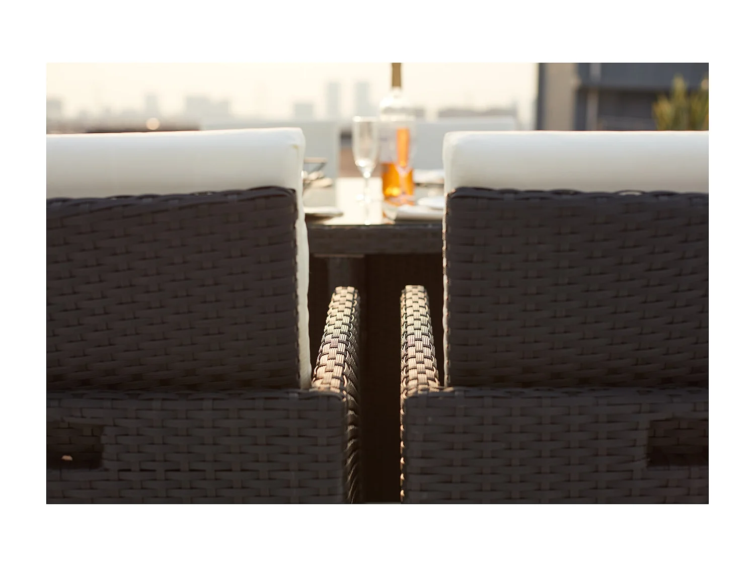 Table et chaises 8 places encastrables en résine noir-blanc MONACO