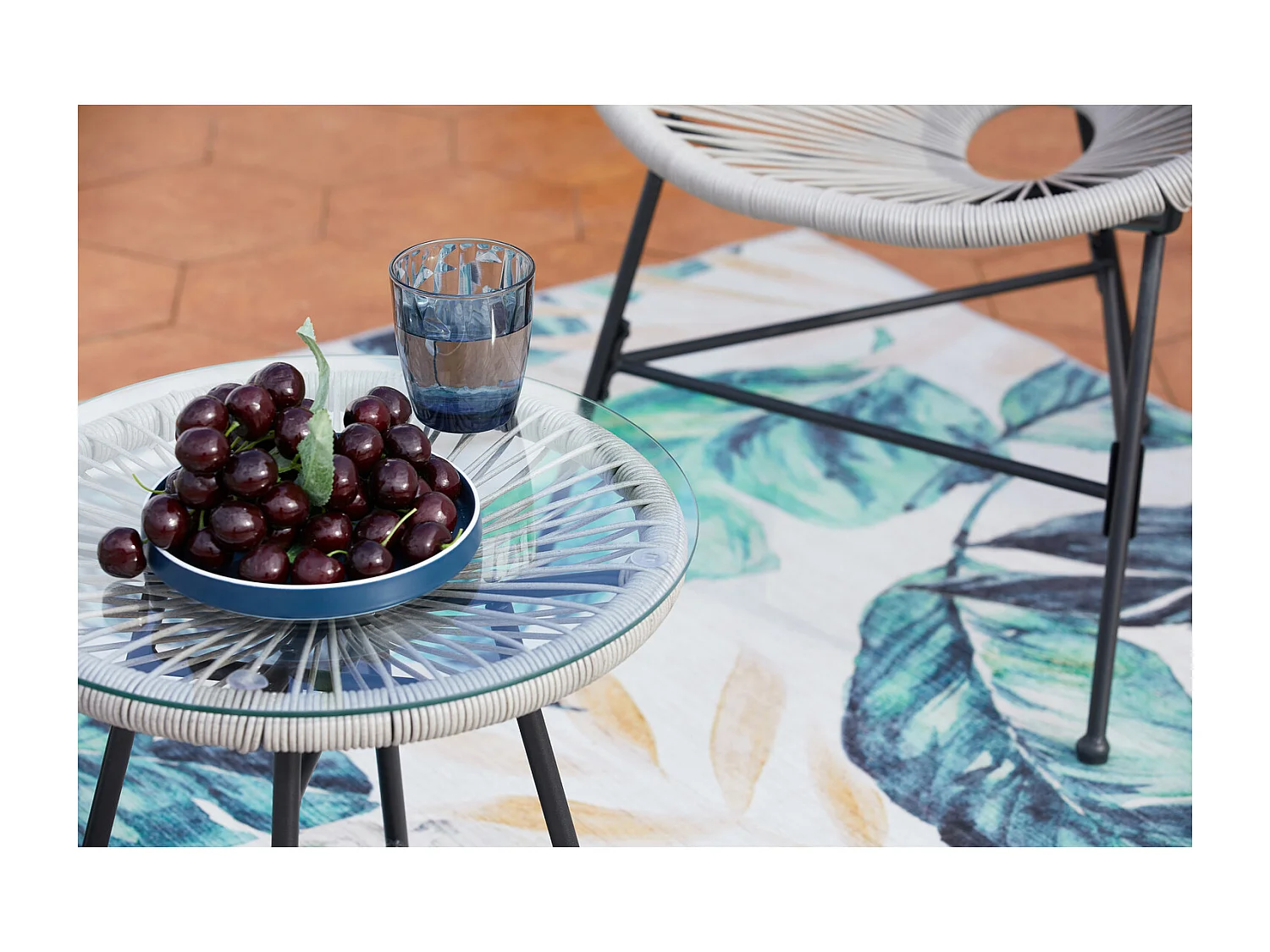 Salon de jardin 2 fauteuils ronds et table basse gris clair ACAPULCO