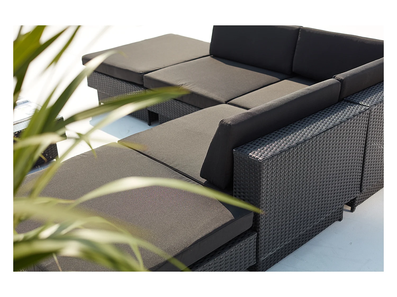 Salon de jardin d'angle 5 places en résine tressée noir AMORGOS