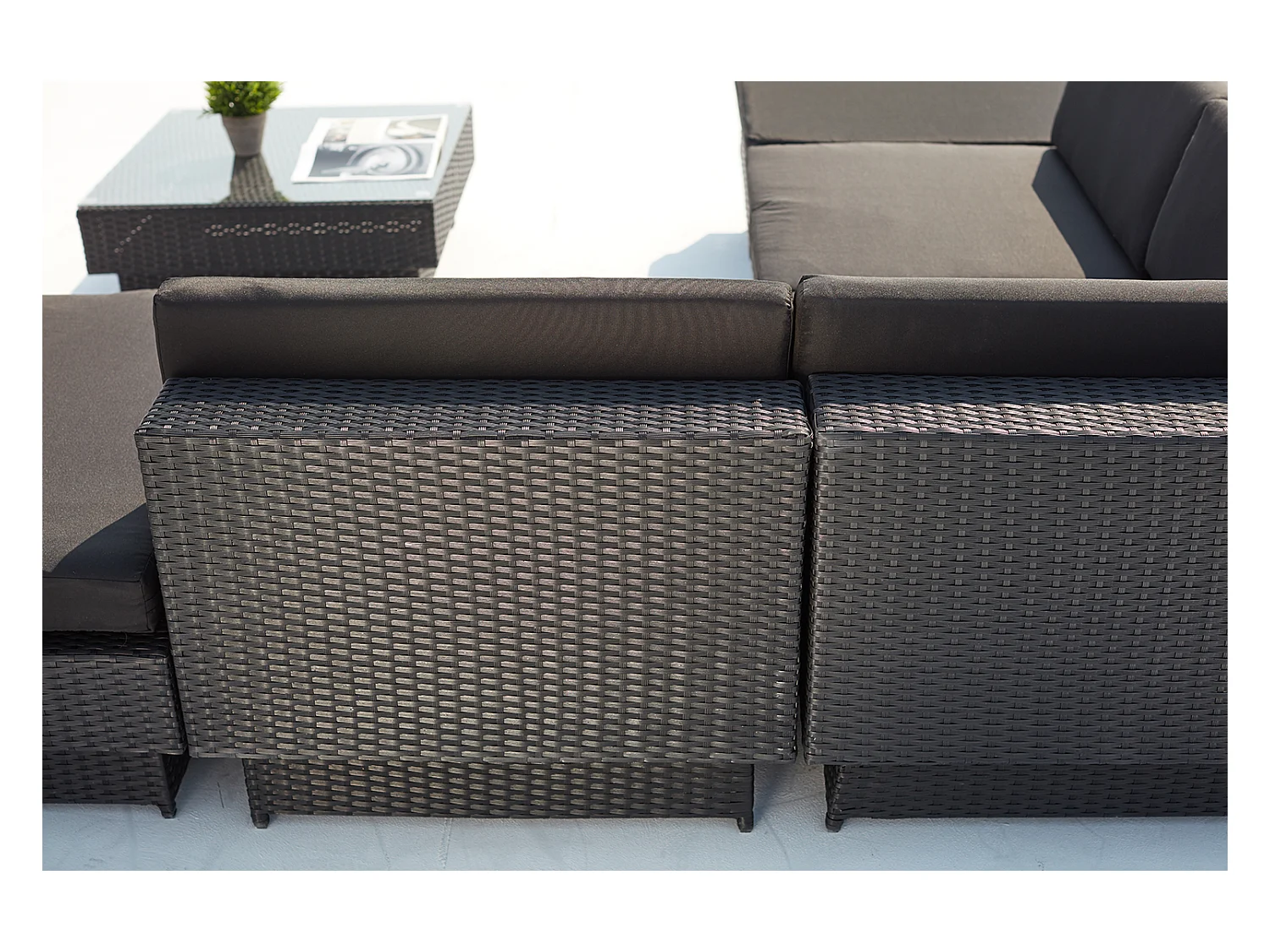 Salon de jardin d'angle 5 places en résine tressée noir AMORGOS