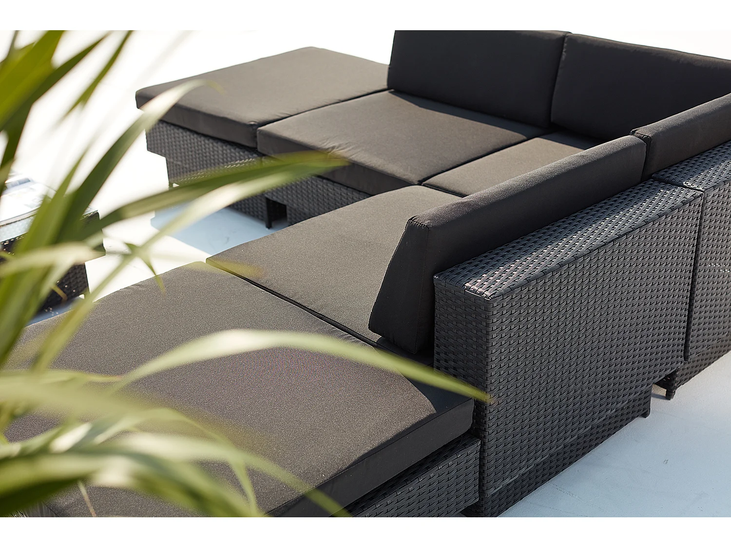 Salon de jardin d'angle 5 places en résine tressée noir AMORGOS
