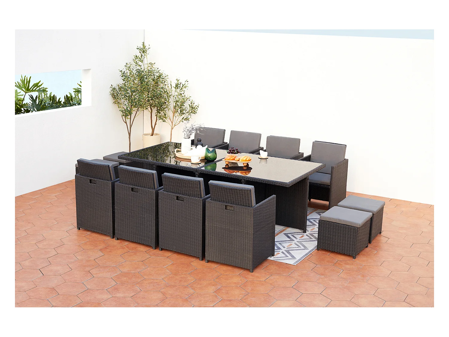 Table et chaises 12 places encastrables en résine noir-gris MONACO
