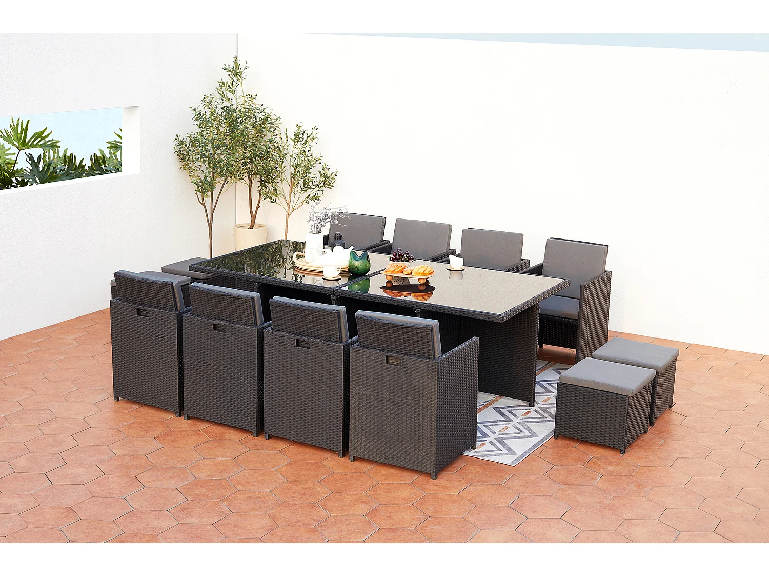 Table et chaises 12 places encastrables en résine noir-gris MONACO