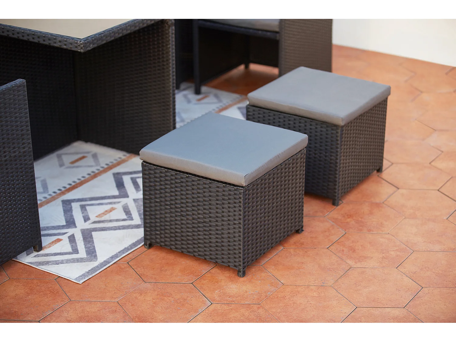 Table et chaises 12 places encastrables en résine noir-gris MONACO