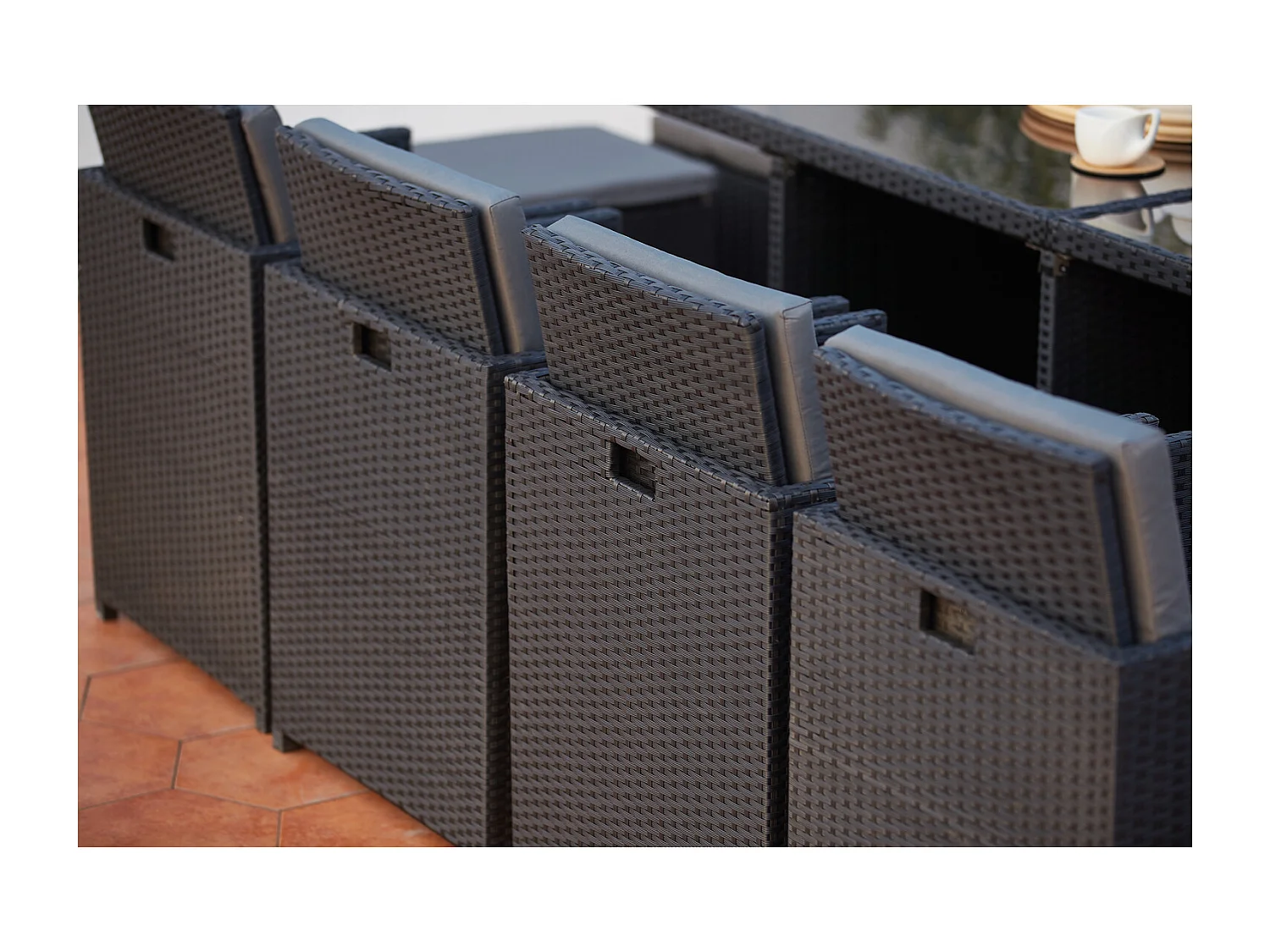 Table et chaises 12 places encastrables en résine noir-gris MONACO