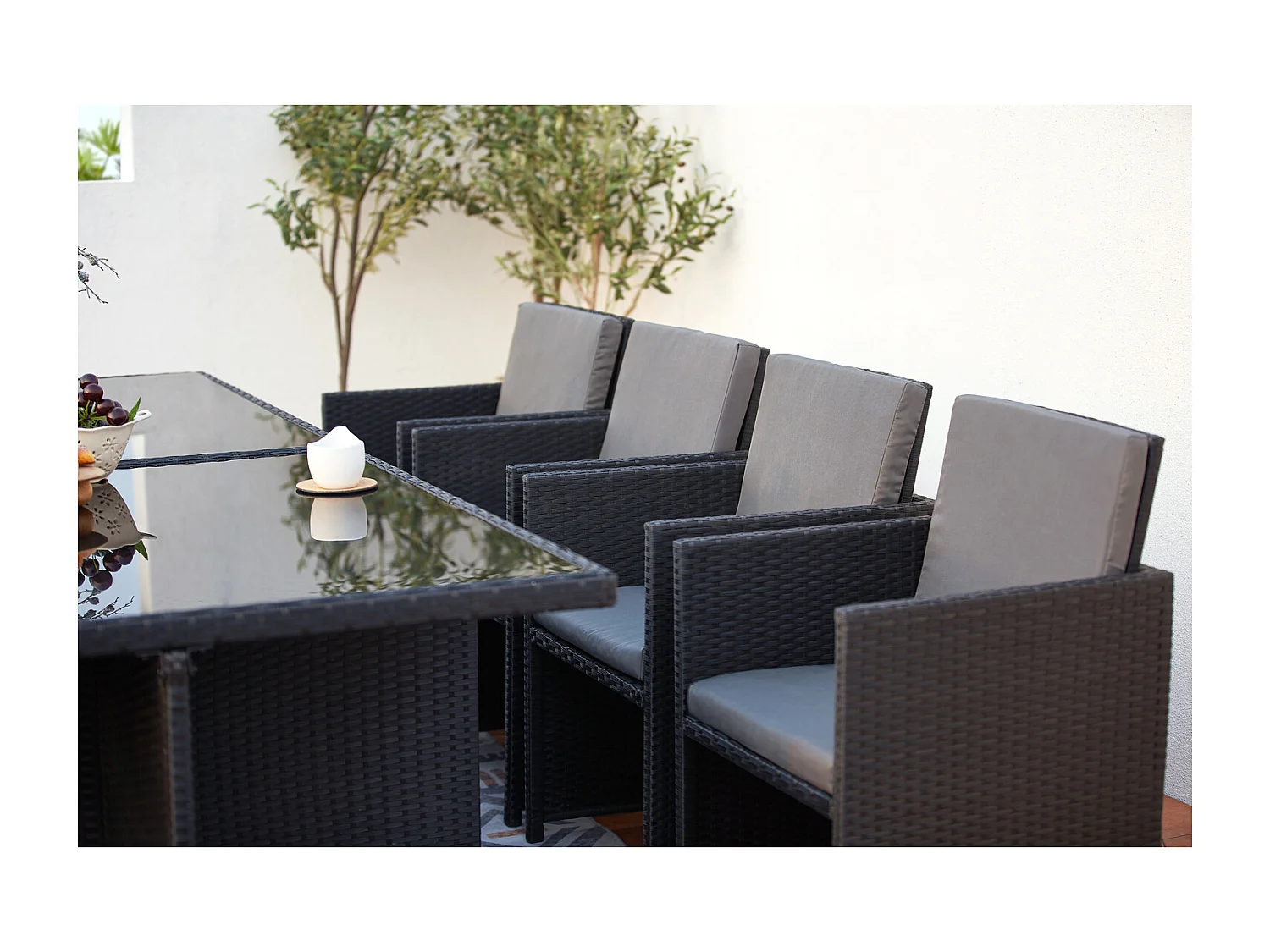 Table et chaises 12 places encastrables en résine noir-gris MONACO