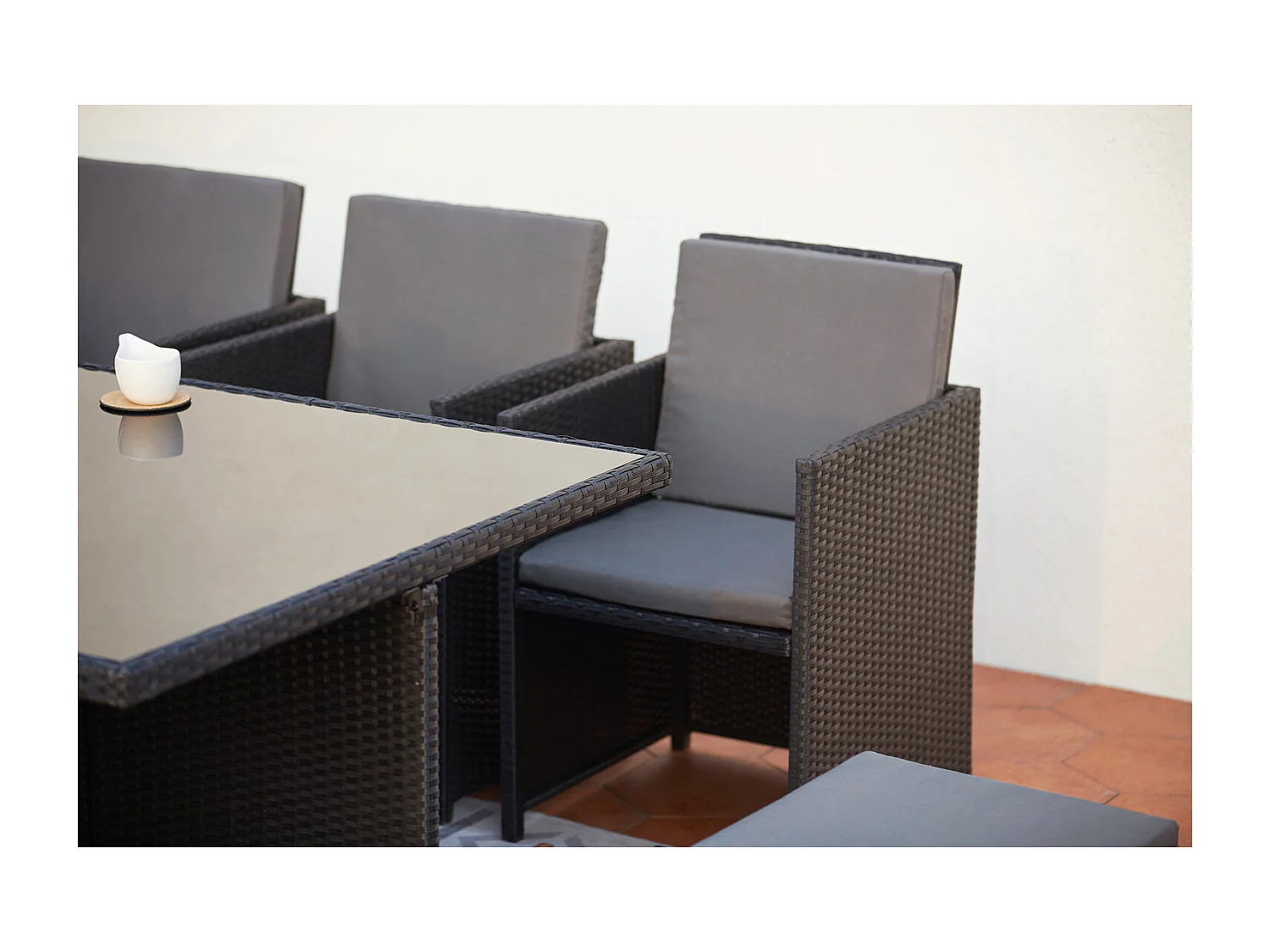 Table et chaises 12 places encastrables en résine noir-gris MONACO