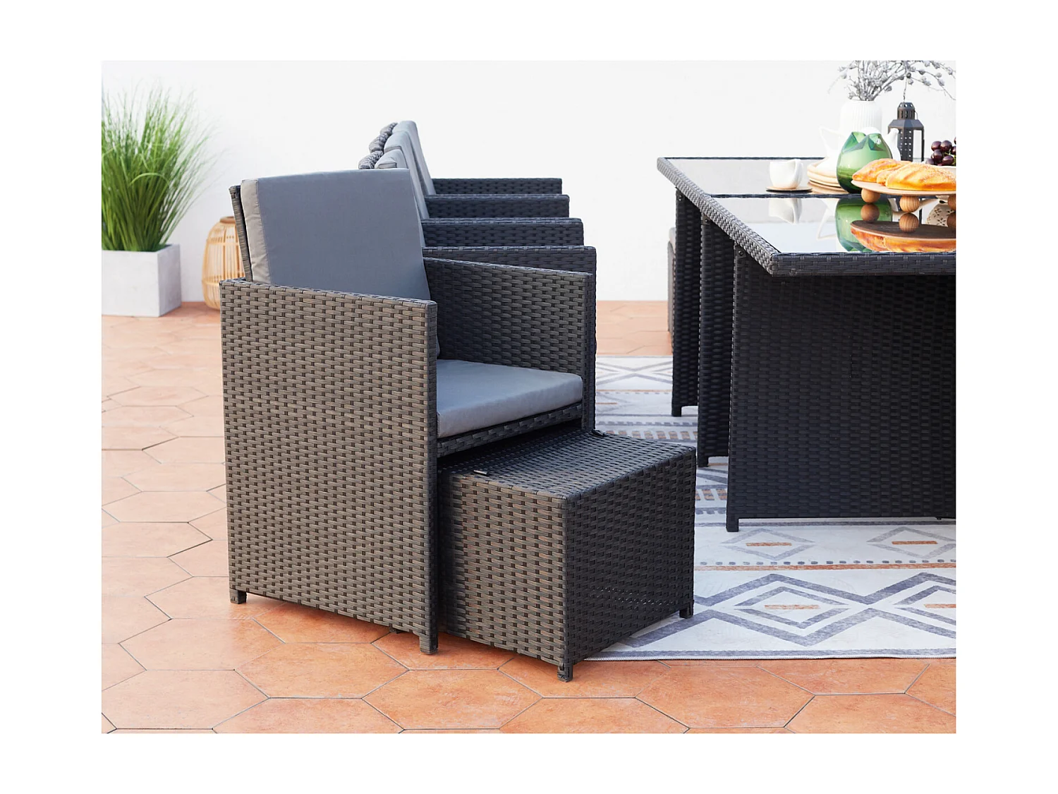 Table et chaises 12 places encastrables en résine noir-gris MONACO