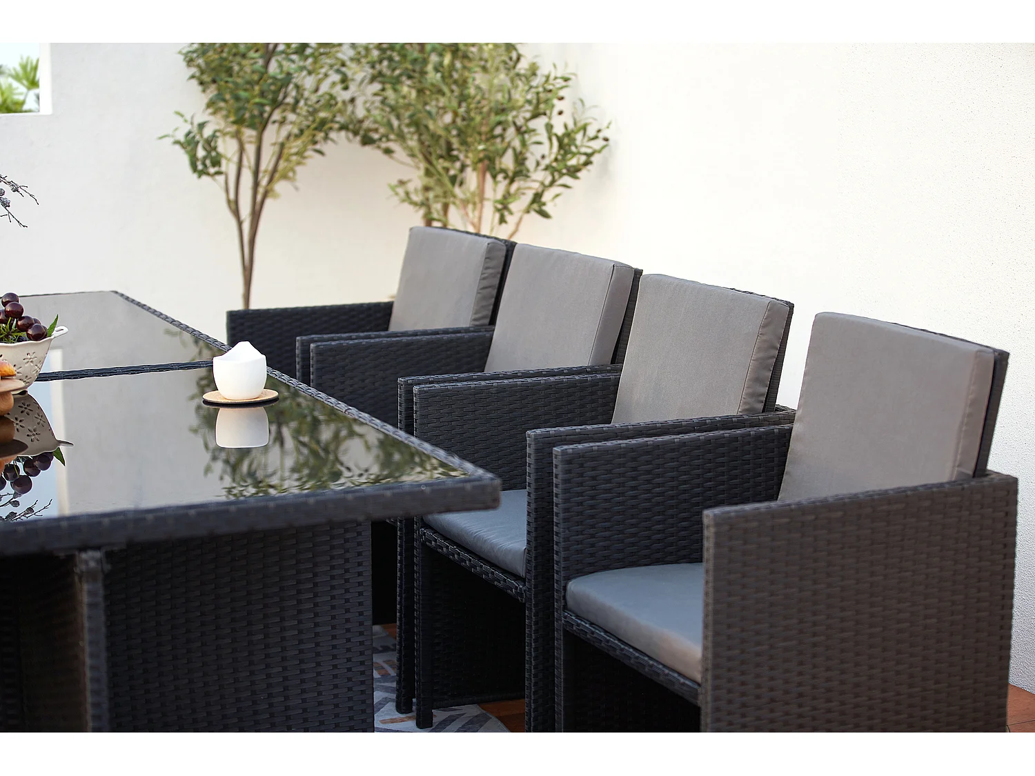 Table et chaises 12 places encastrables en résine noir-gris MONACO