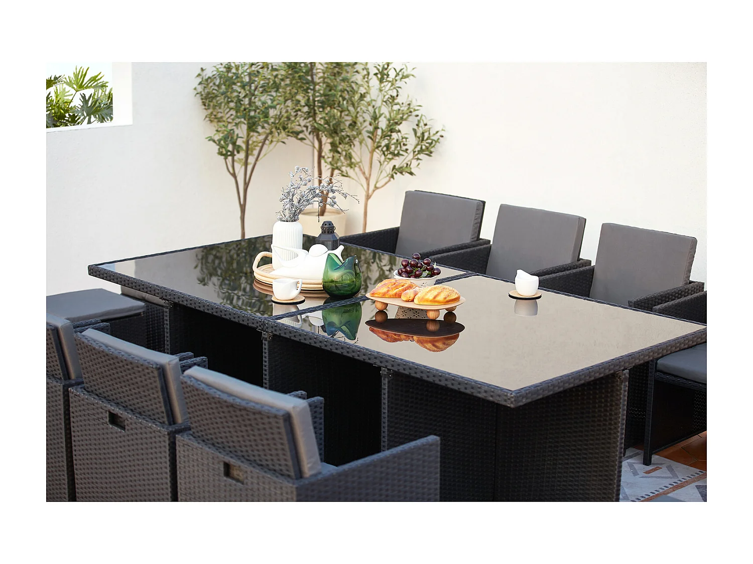 Table et chaises 12 places encastrables en résine noir-gris MONACO