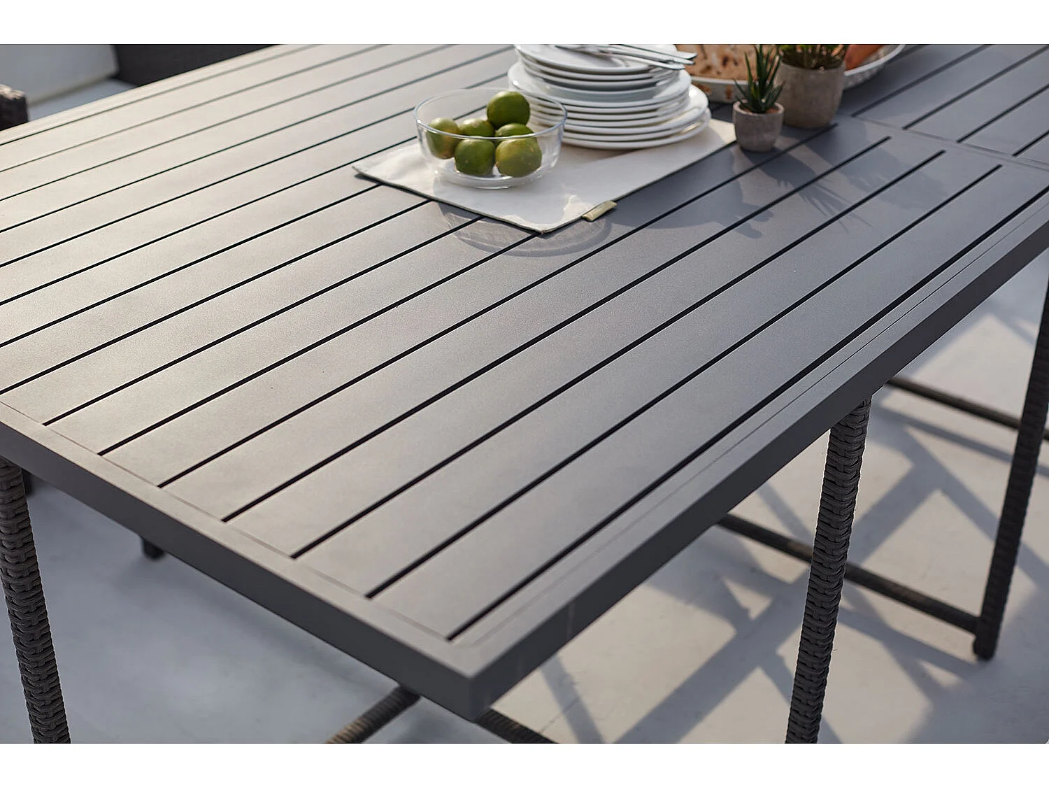 Table et chaise 12 places encastrables alu résine gris-blanc SUNSET