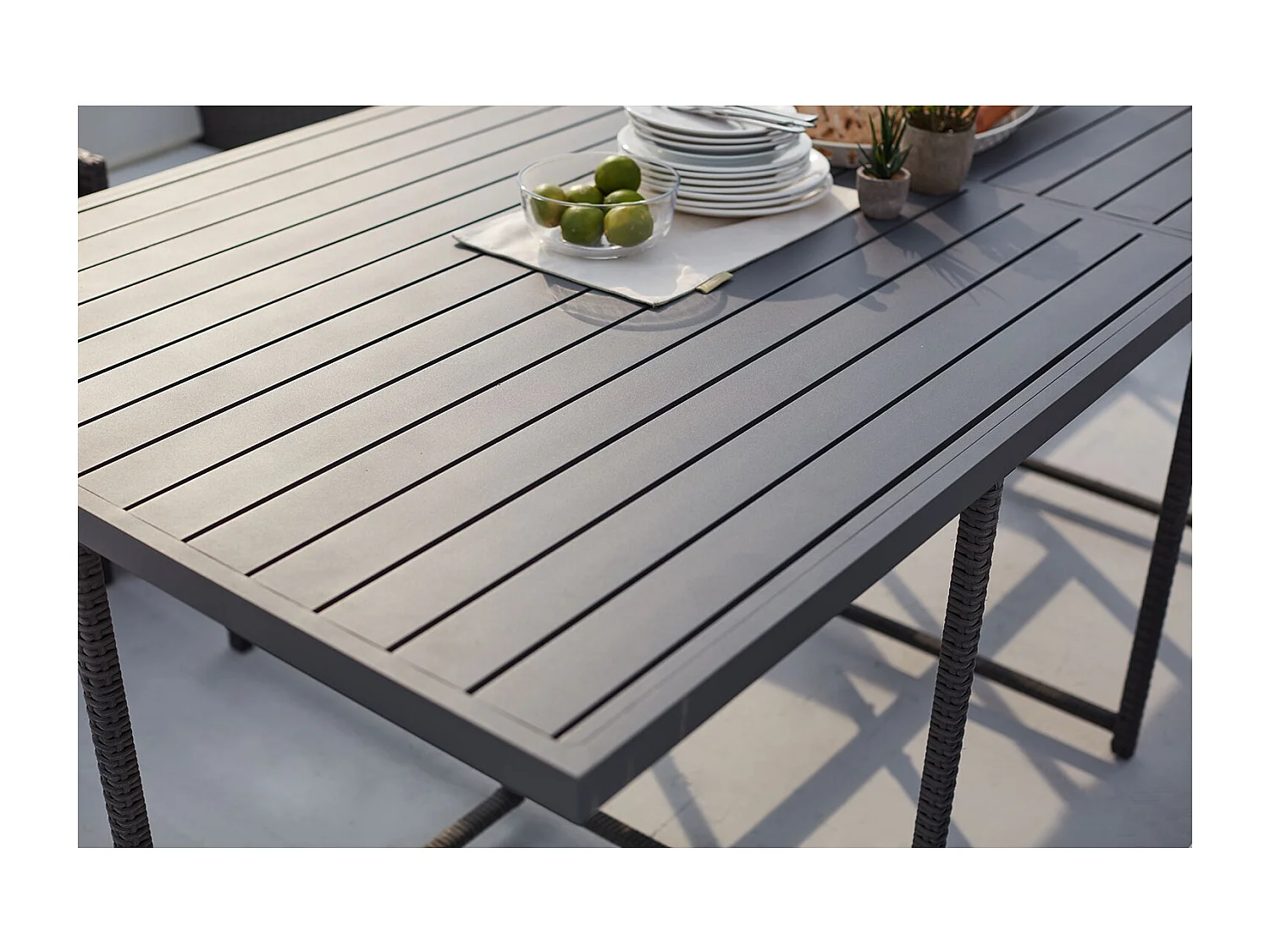 Conjunto de jardim encastrável para 12 pessoas em vime sintético e alumínio cinza/branco SUNSET