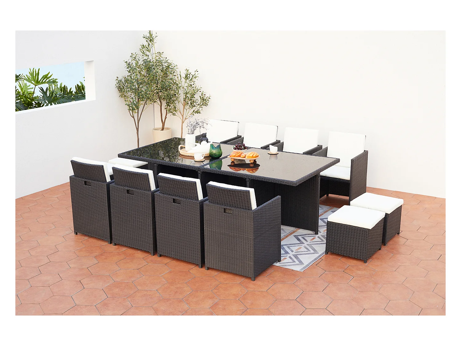 Table et chaises 12 places encastrables résine noir-blanc MONACO