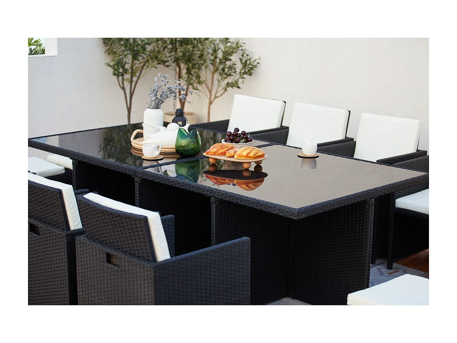 Table et chaises 12 places encastrables résine noir-blanc MONACO