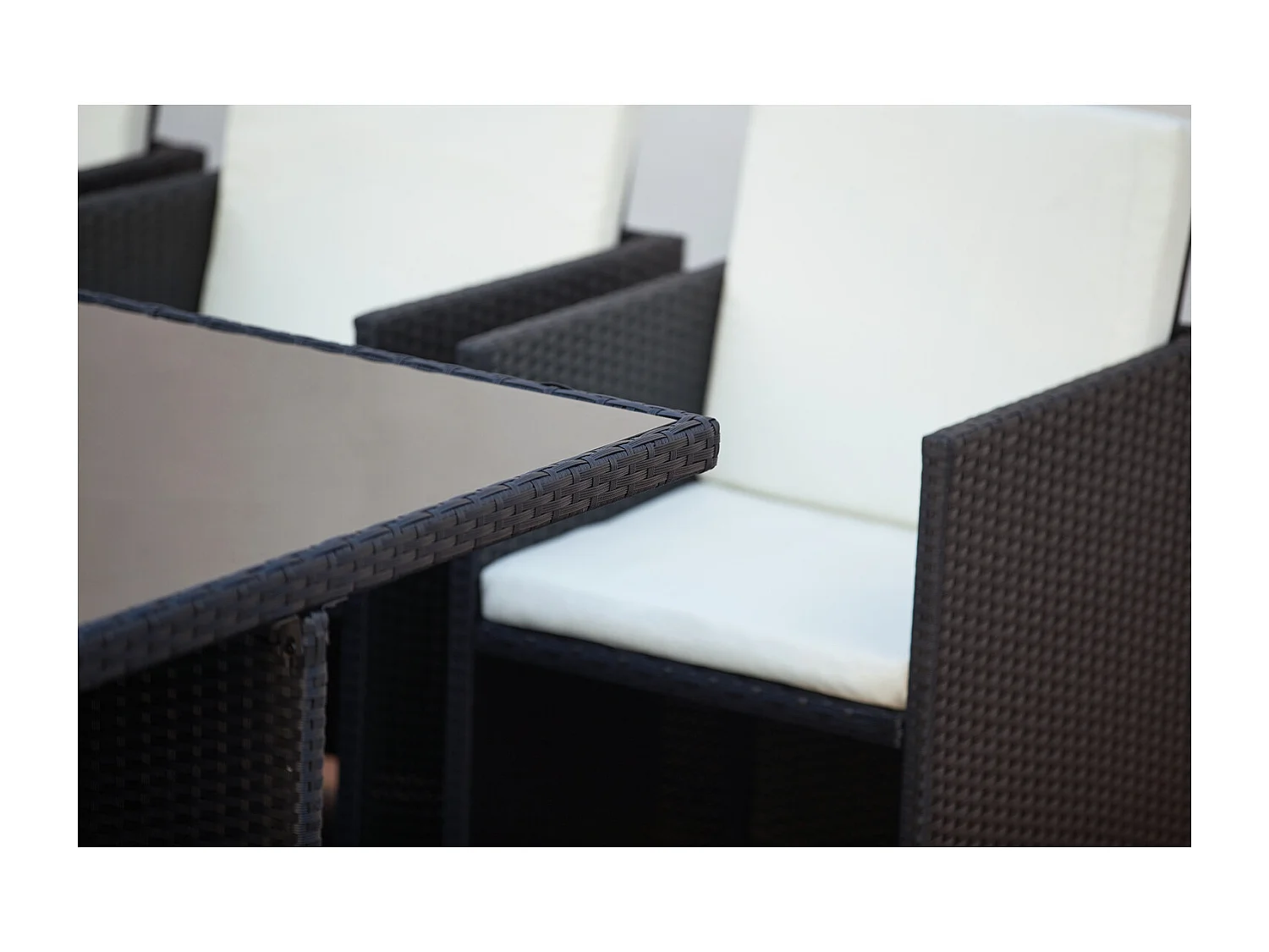 Table et chaises 12 places encastrables résine noir-blanc MONACO