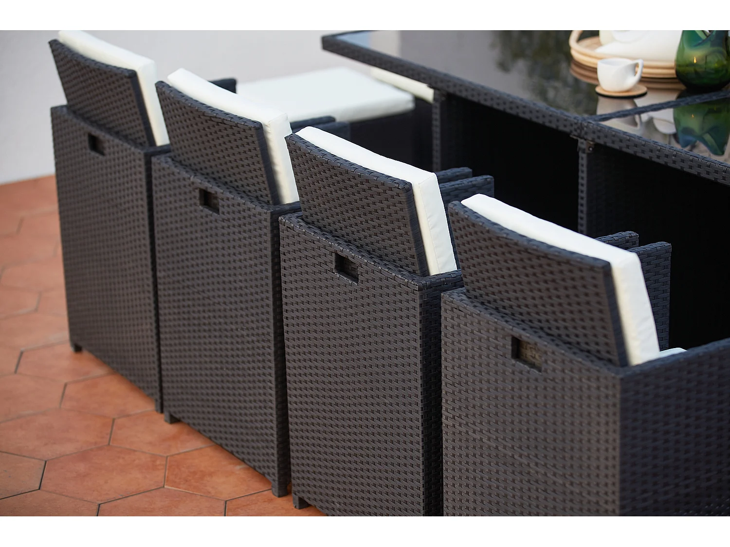 Table et chaises 12 places encastrables résine noir-blanc MONACO