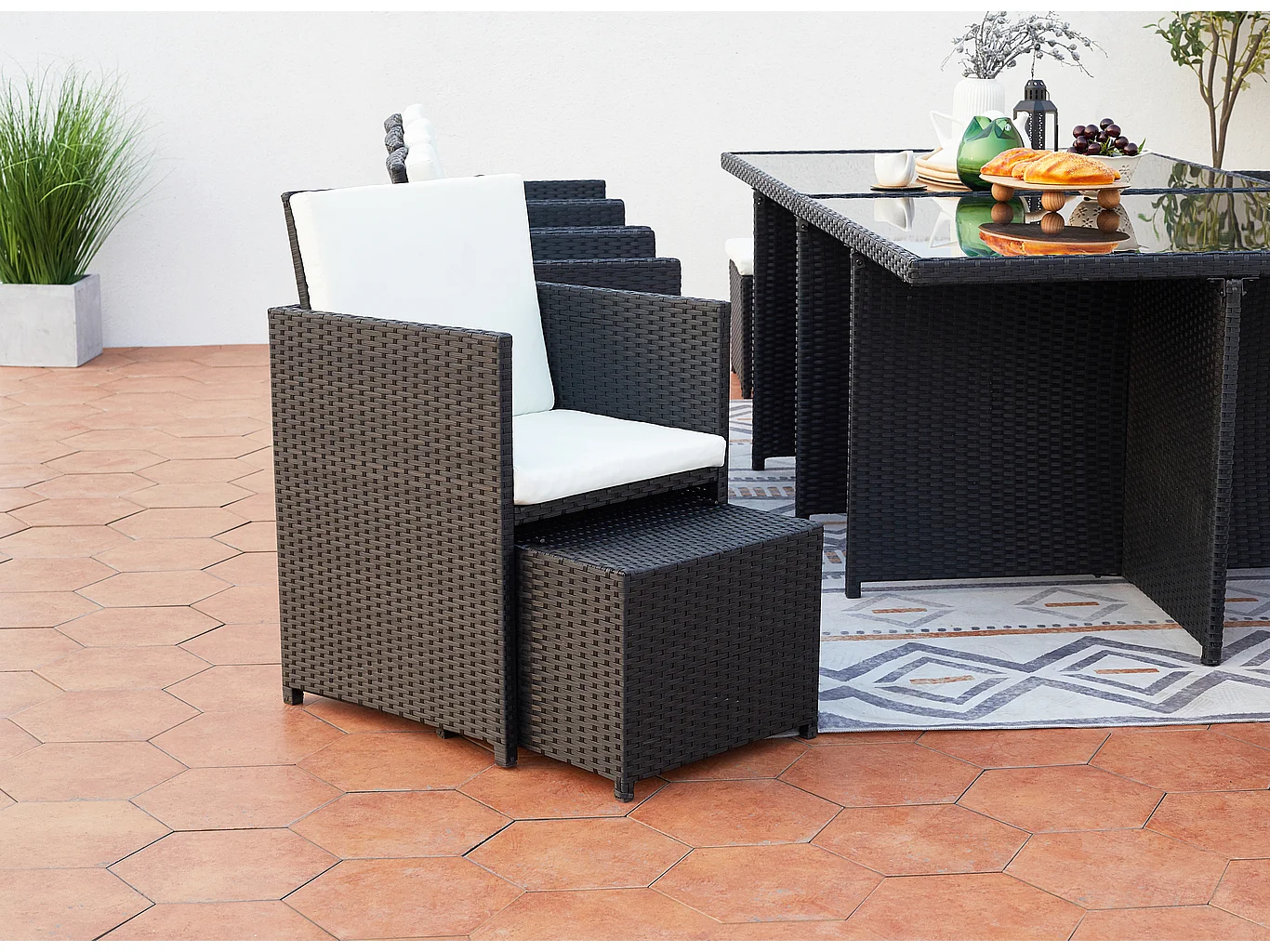 Table et chaises 12 places encastrables résine noir-blanc MONACO