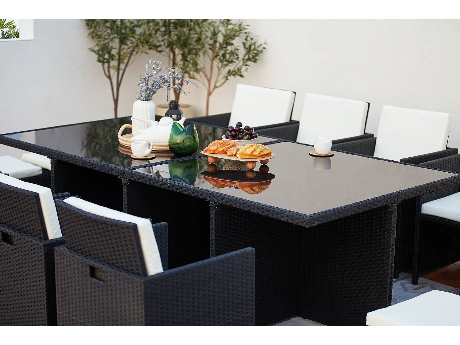Table et chaises 12 places encastrables résine noir-blanc MONACO