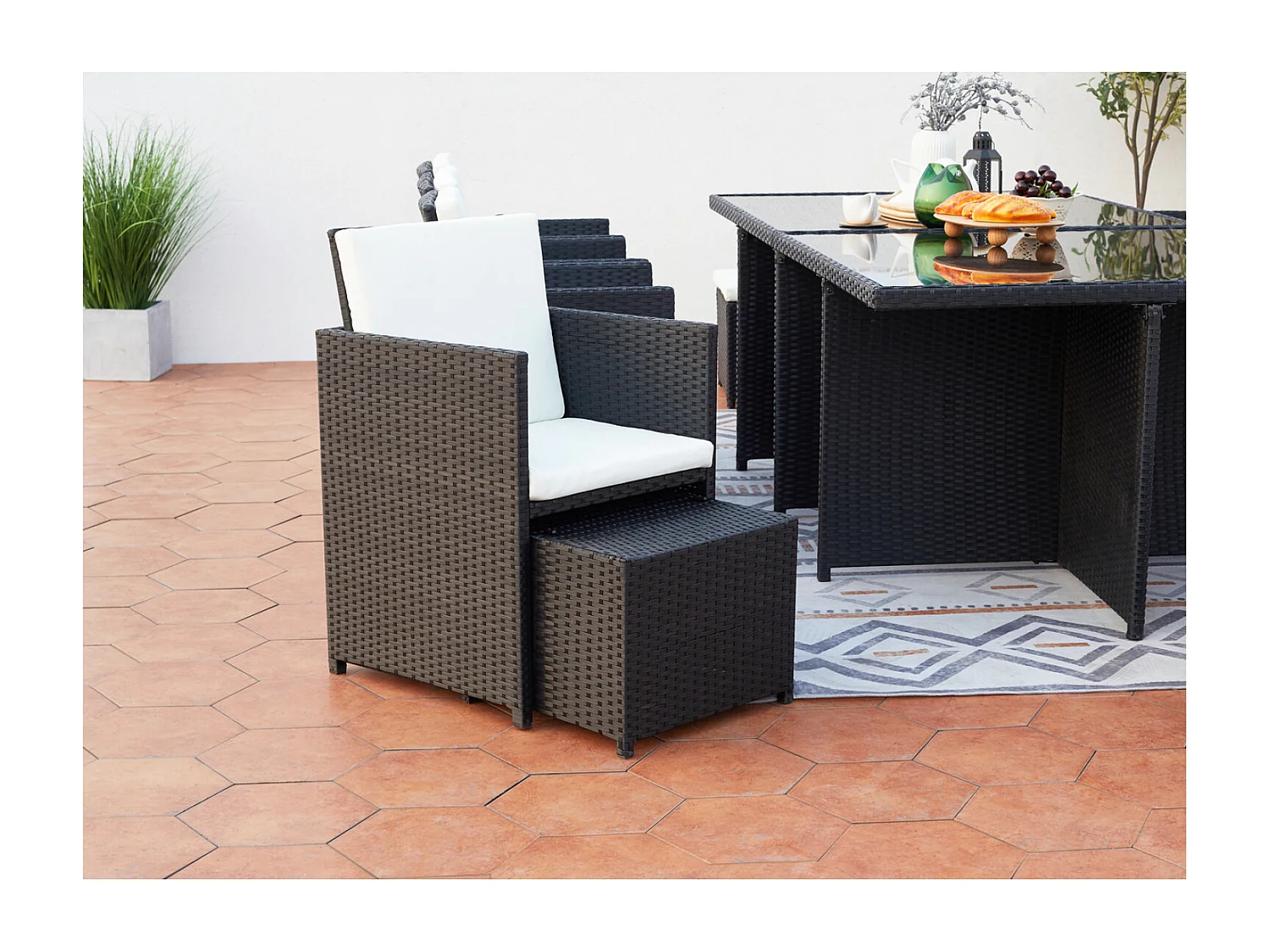 Table et chaises 12 places encastrables résine noir-blanc MONACO