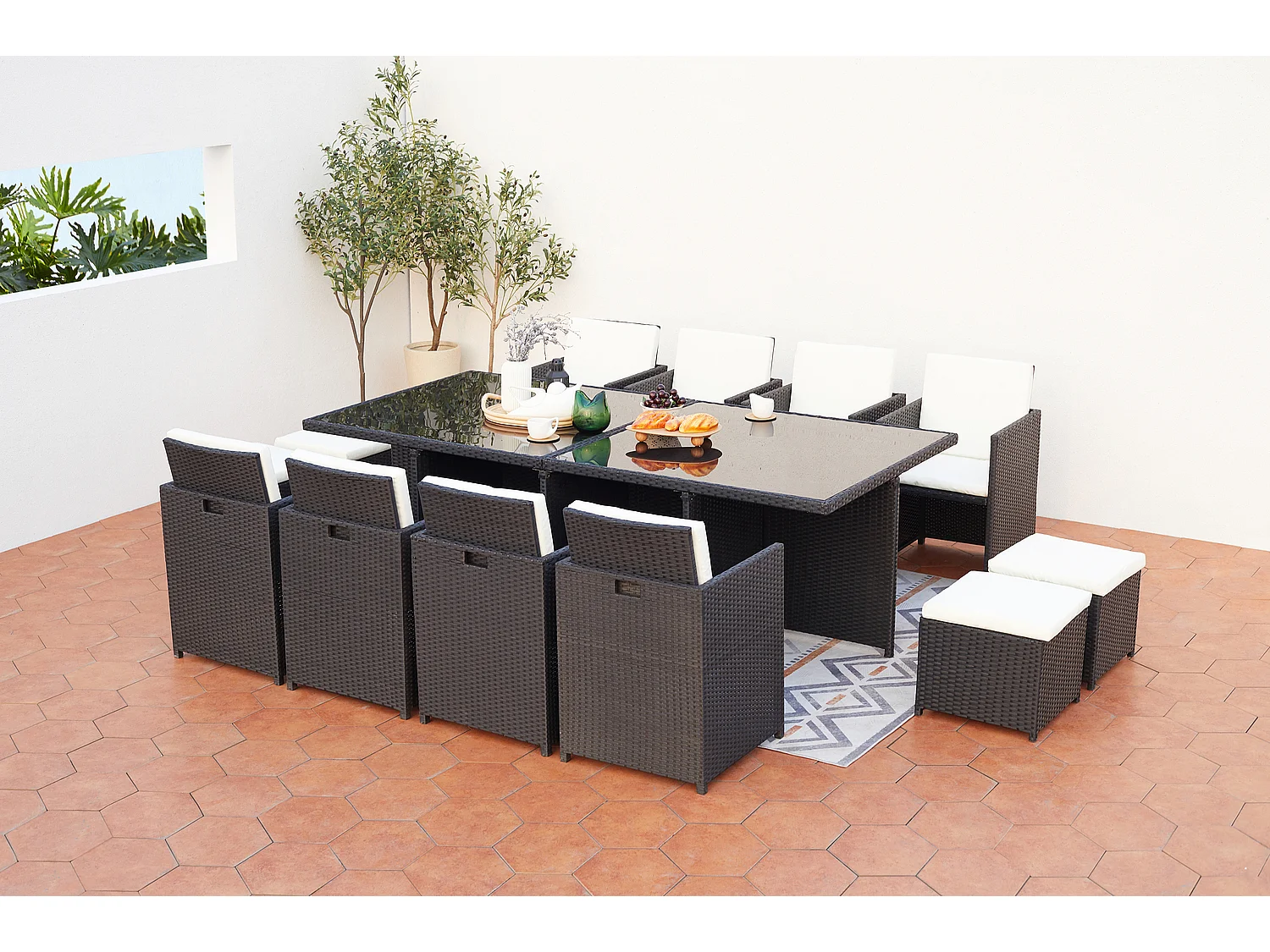 Table et chaises 12 places encastrables résine noir-blanc MONACO