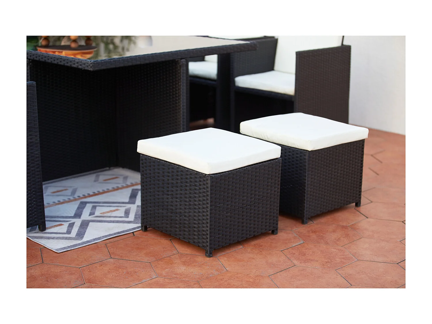 Table et chaises 12 places encastrables résine noir-blanc MONACO