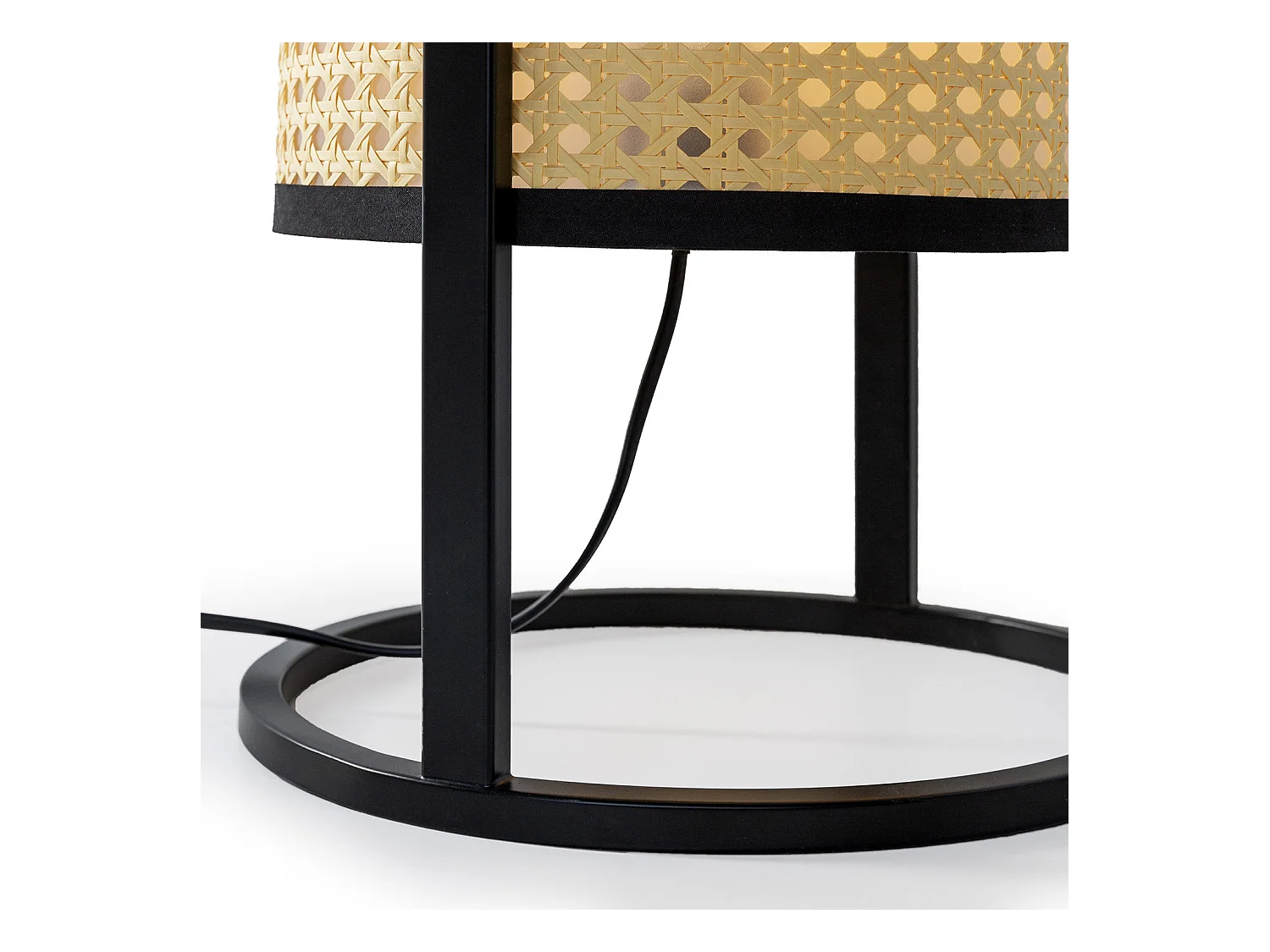 Abajur de mesa Ukara de ratã sintético, diâmetro 38 cm.