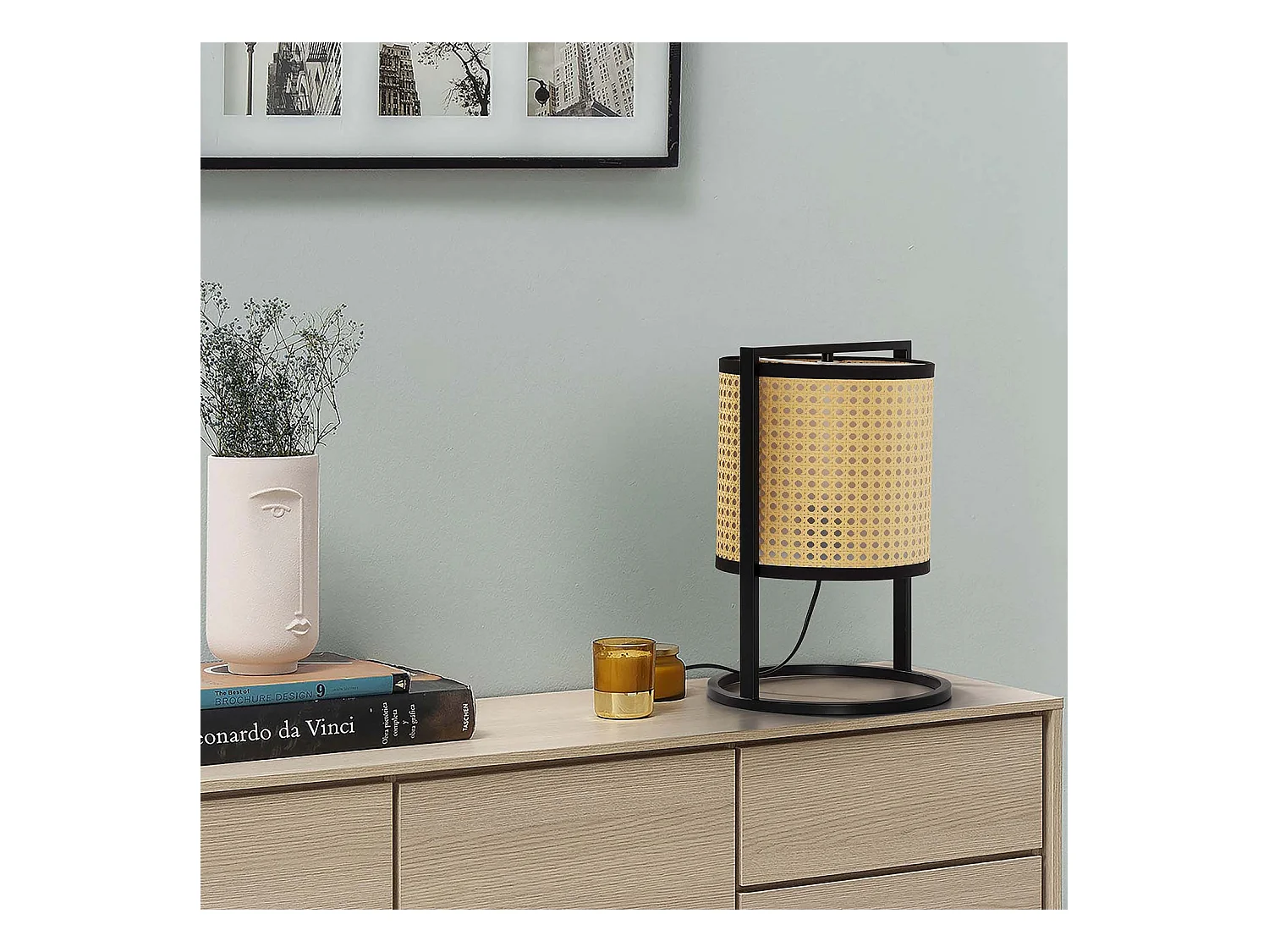 Abajur de mesa Ukara de ratã sintético, diâmetro 38 cm.