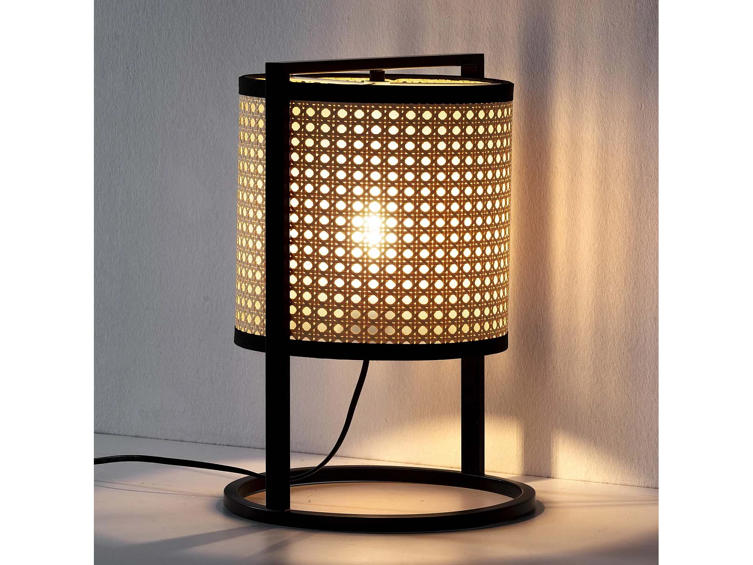 Lámpara de mesita Ukara de Ratán sintético, diametro 38 cm