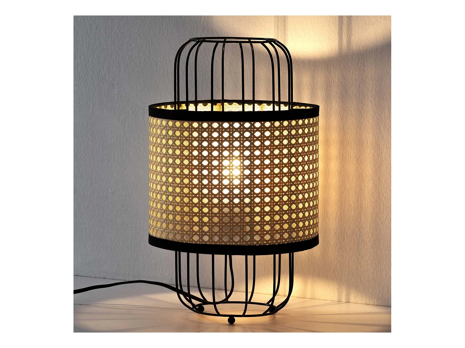 Nachtkastlamp Nozomi van synthetisch rotan, diameter 38 cm.