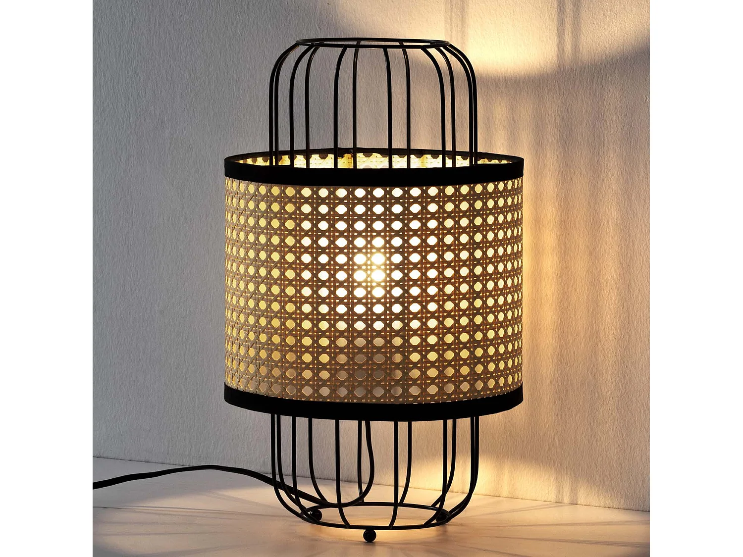 Nachtkastlamp Nozomi van synthetisch rotan, diameter 38 cm.