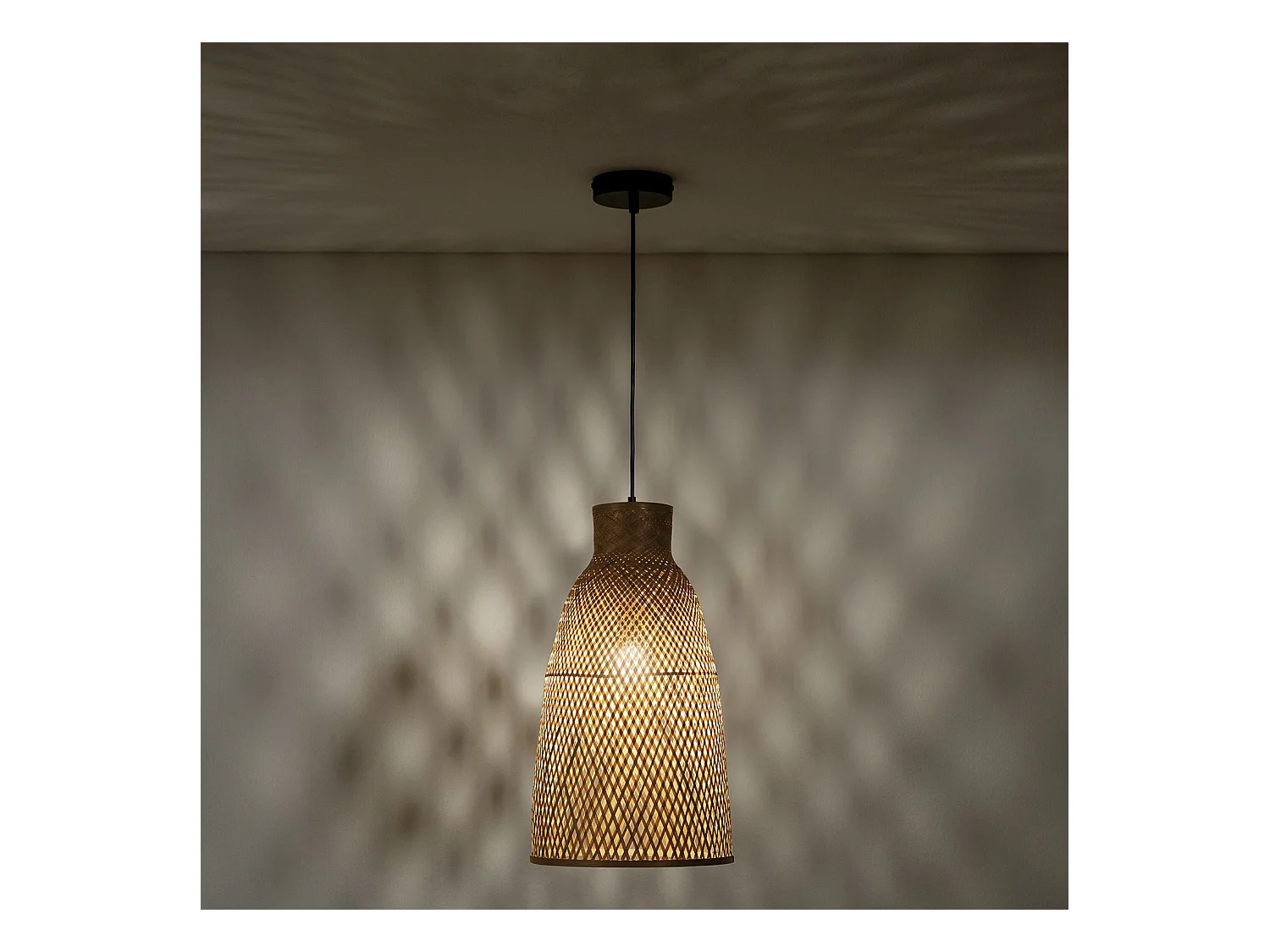 Luminária de teto Nomi de Bambu, diâmetro 31 cm.