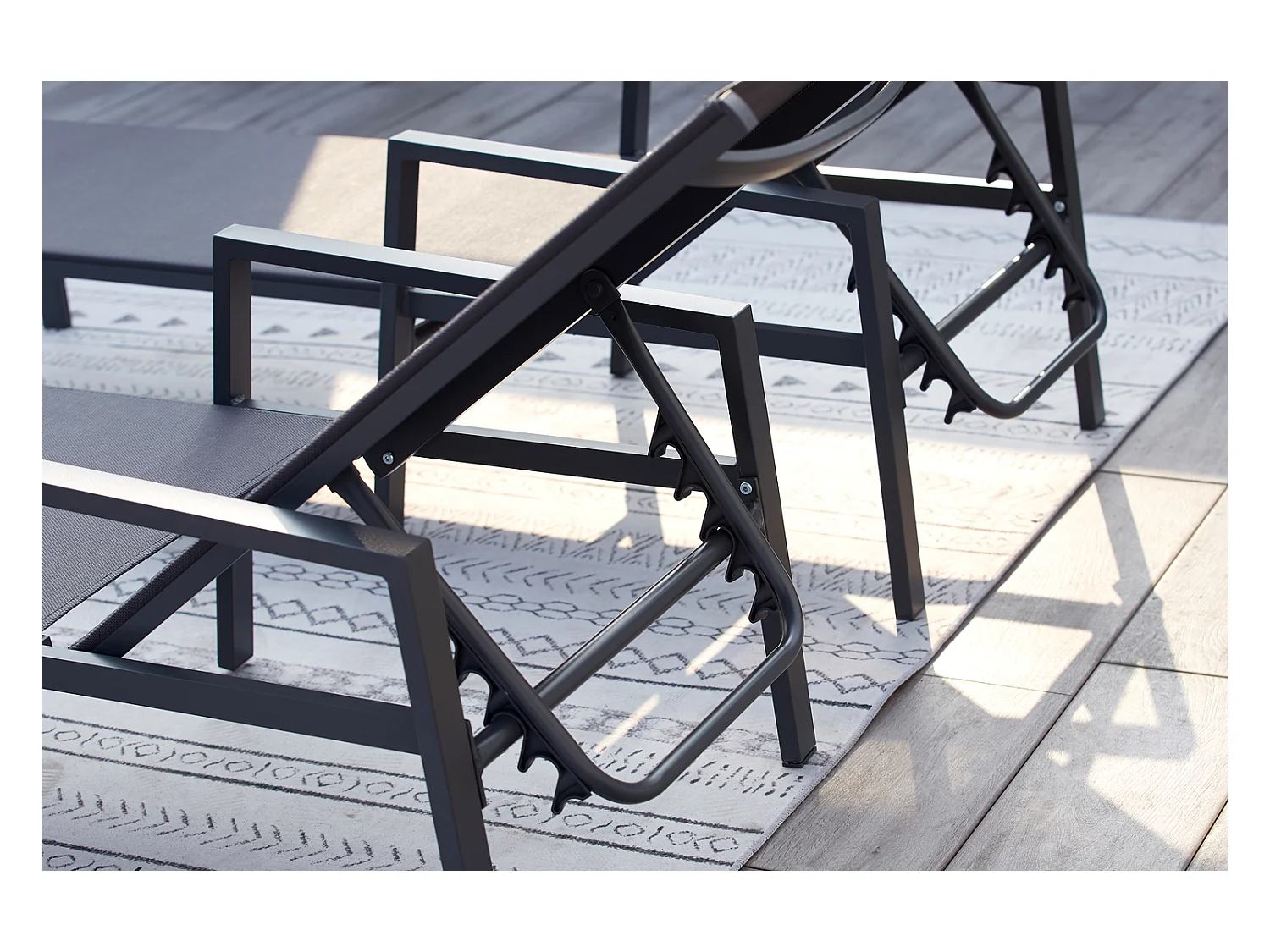 Lot de 2 transats et une table d'appoint gris BARI