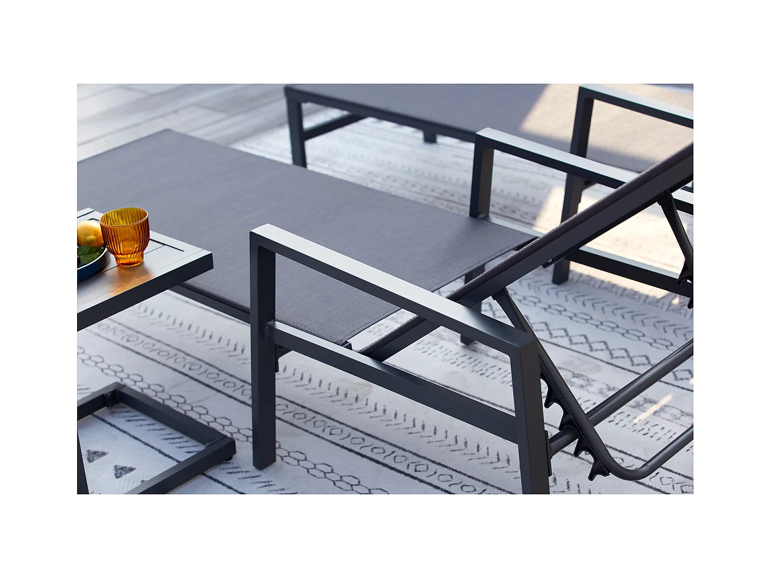 Lot de 2 transats et une table d'appoint gris BARI