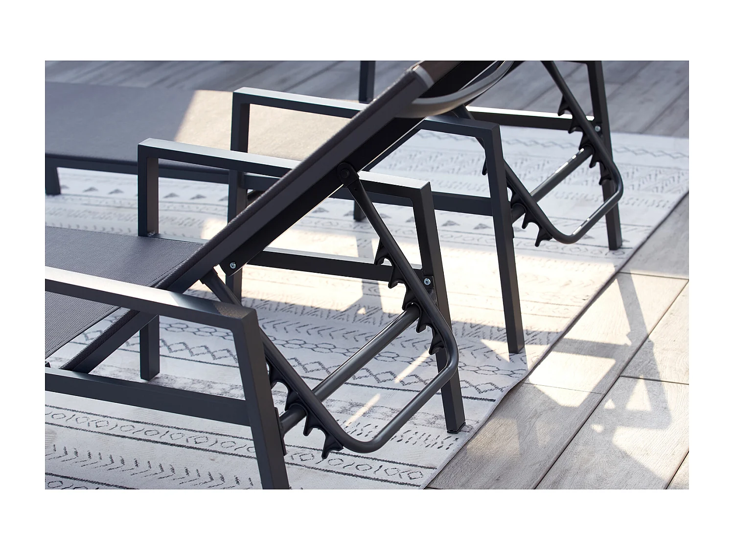 Lot de 2 transats et une table d'appoint gris BARI