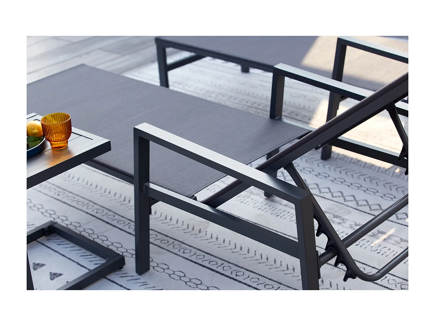 Lot de 2 transats et une table d'appoint gris BARI