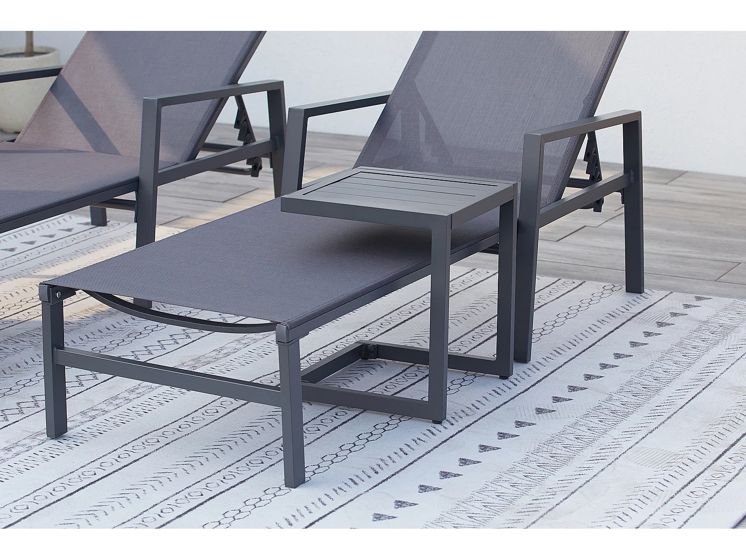 Conjunto de 2 espreguiçadeiras cinza escuro com mesa auxiliar BARI - Design minimalista para jardim ou terraço