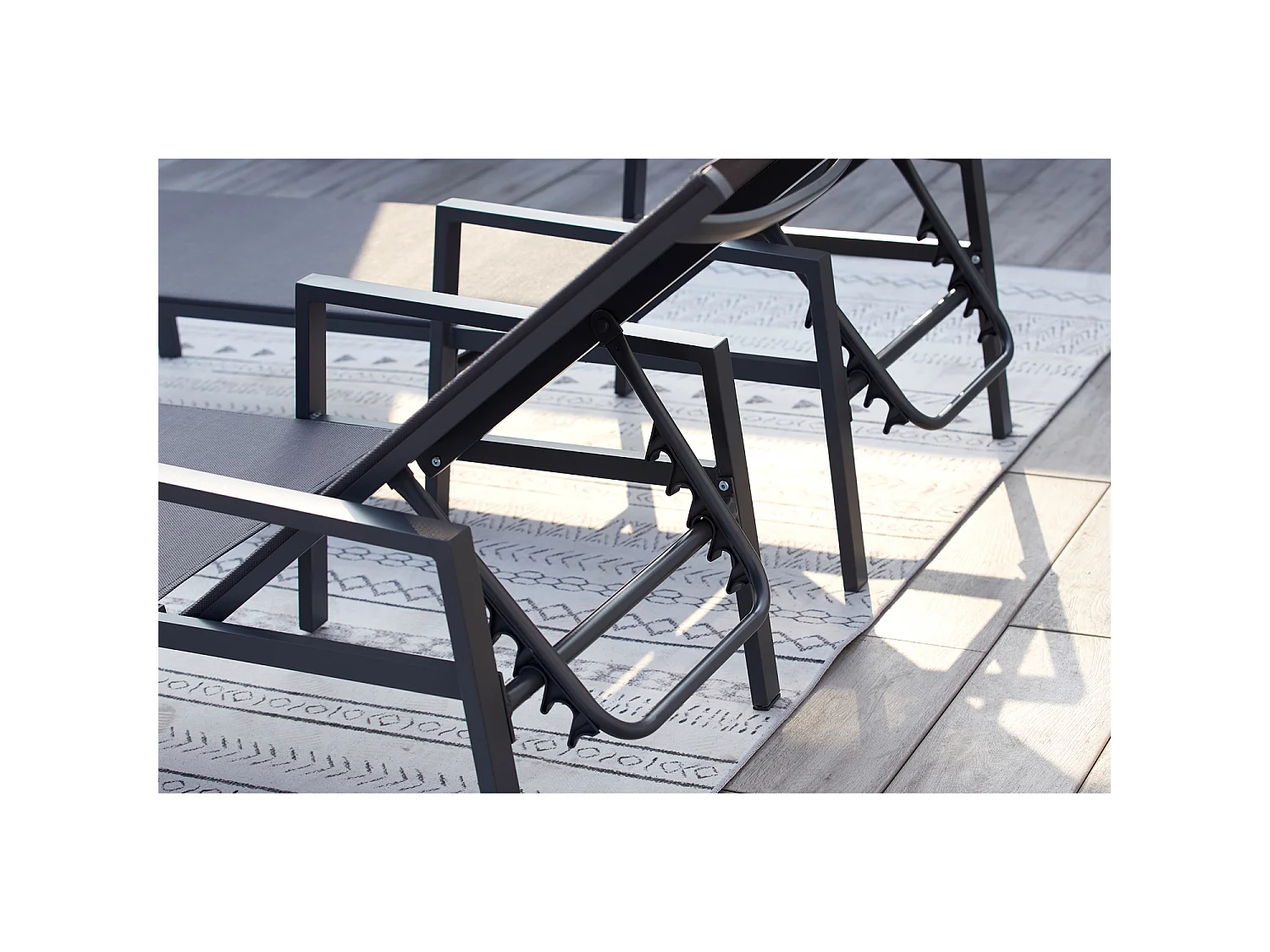 Conjunto de 2 espreguiçadeiras cinza escuro com mesa auxiliar BARI - Design minimalista para jardim ou terraço