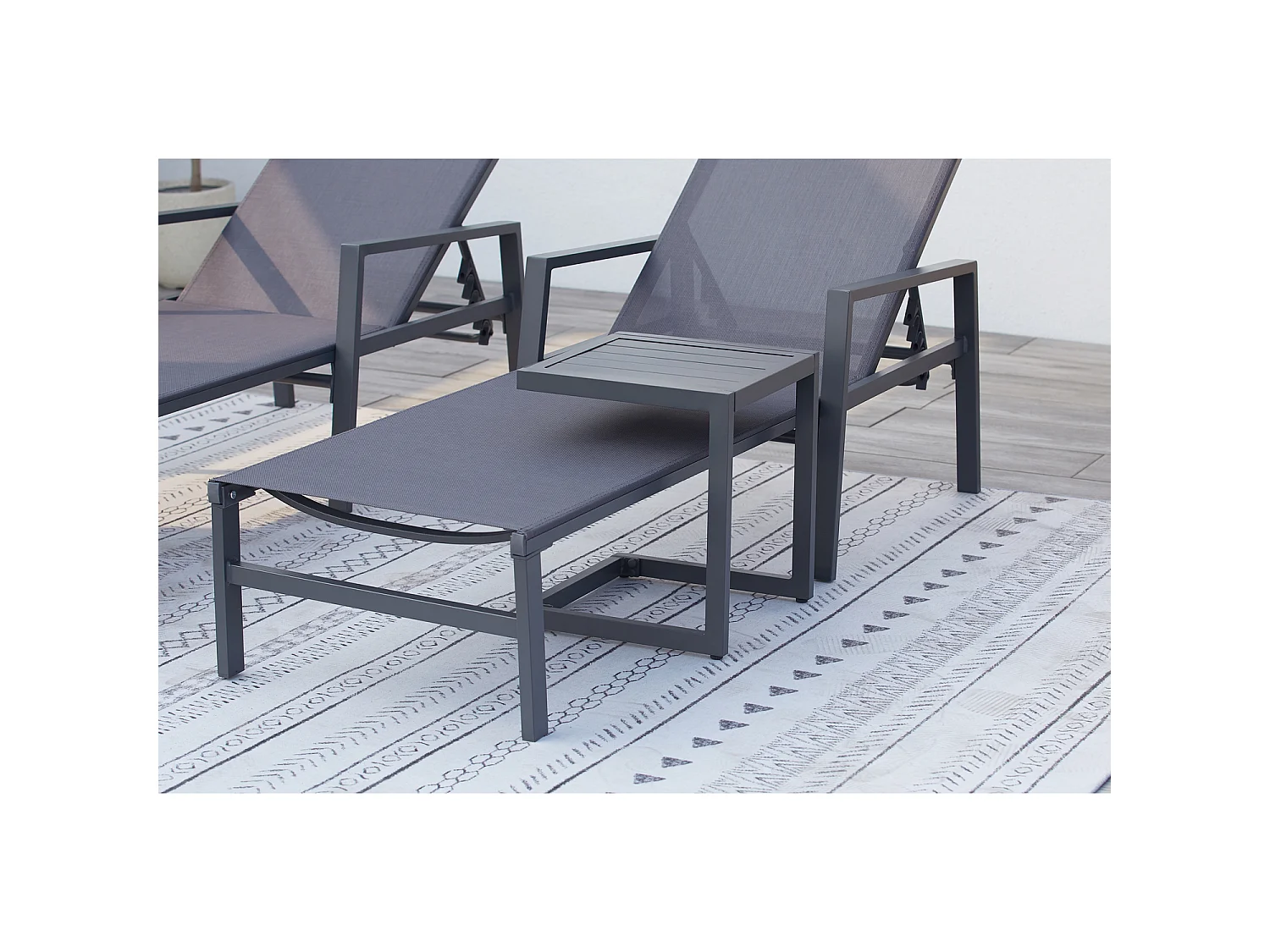 Conjunto de 2 espreguiçadeiras cinza escuro com mesa auxiliar BARI - Design minimalista para jardim ou terraço